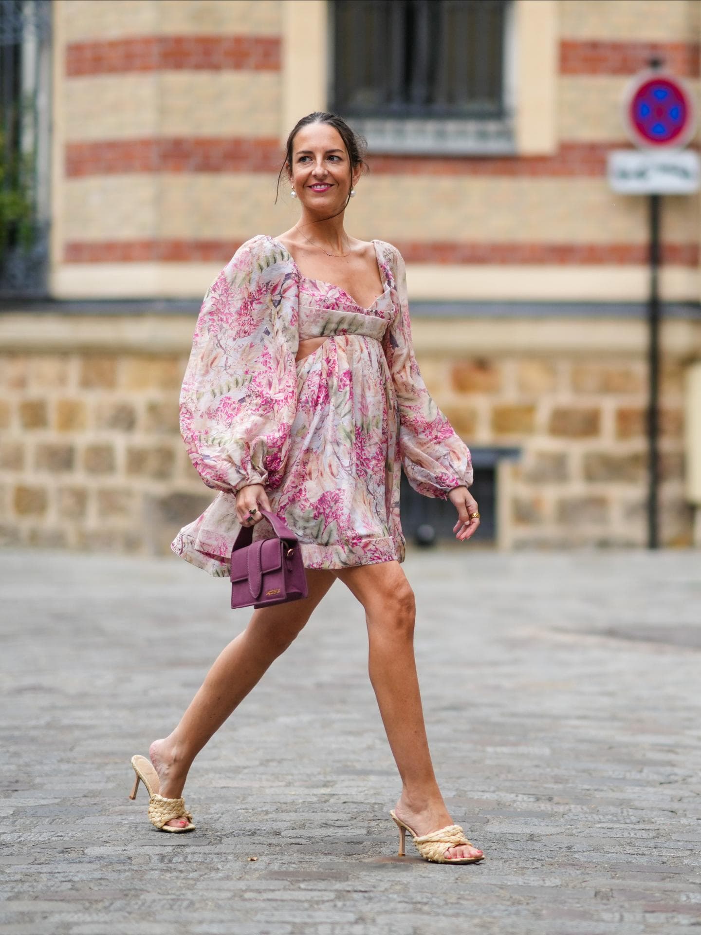 Frau trägt Sommerkleid