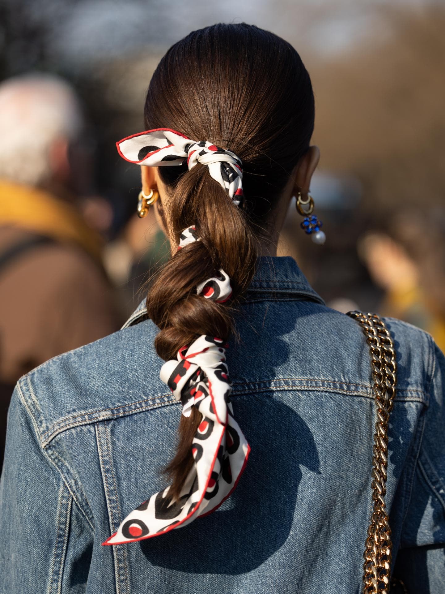 Frau trägt Bandana-Tuch im Haar