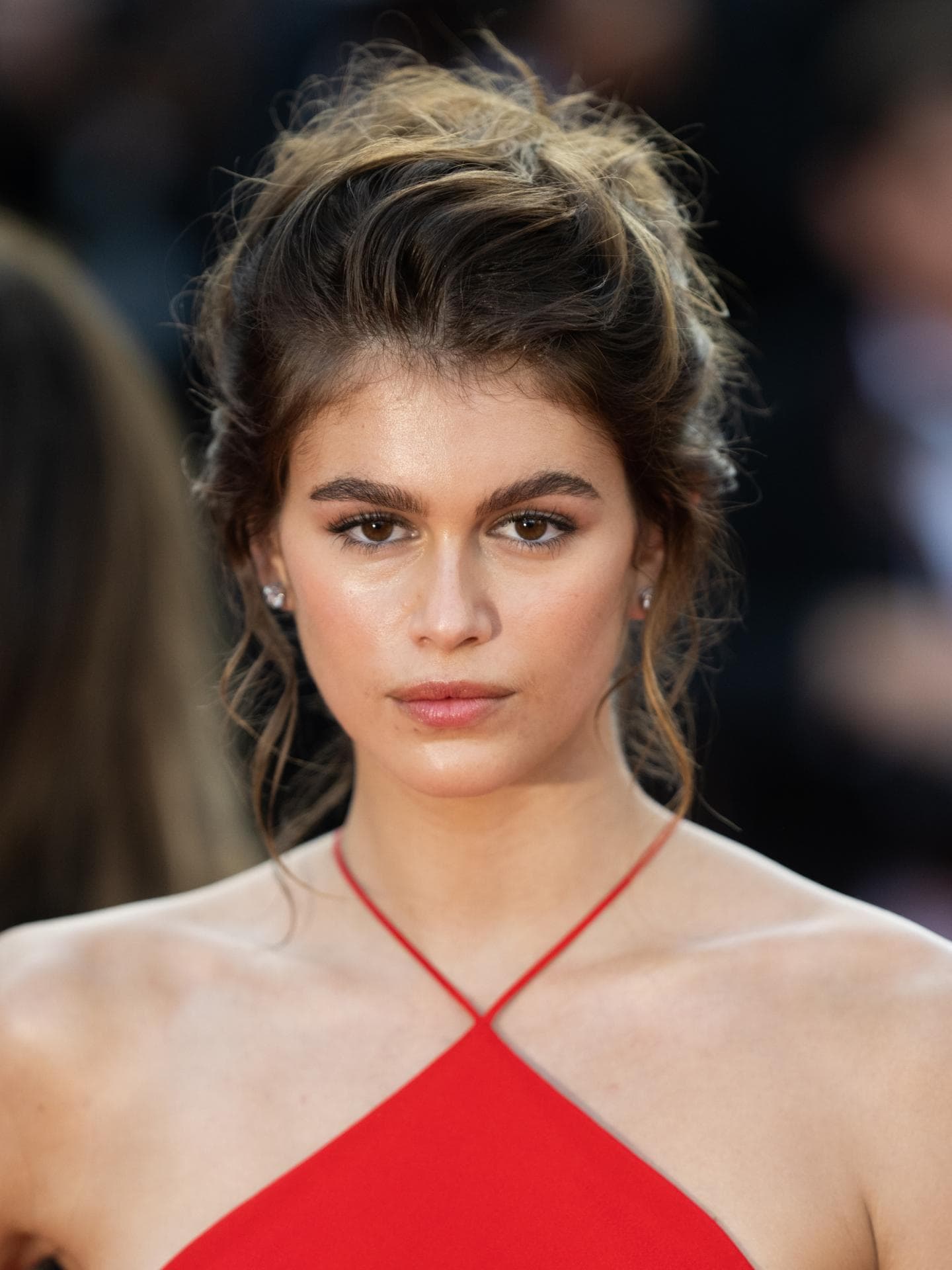 Kaia Gerber trägt volle Augenbrauen