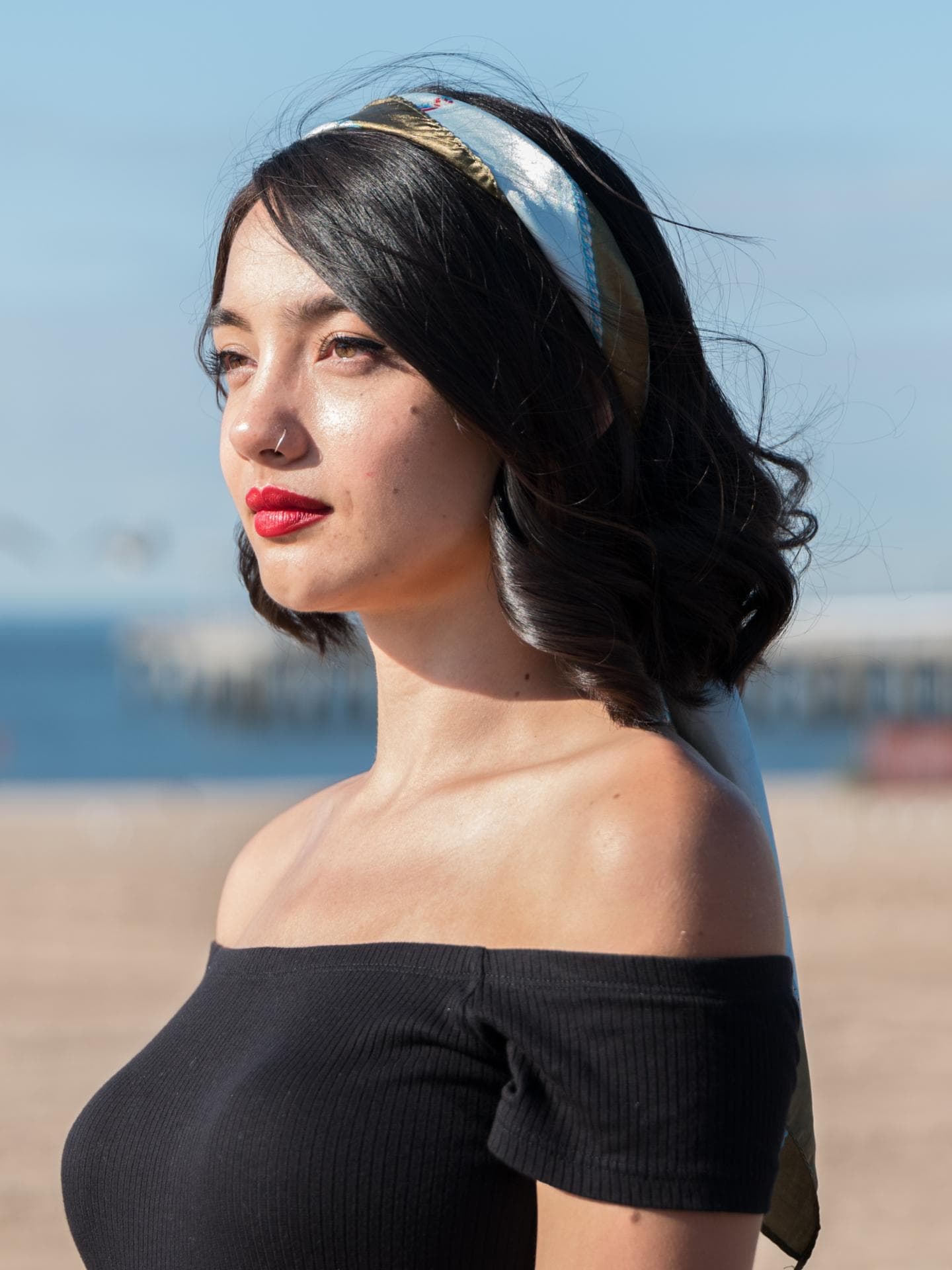 Frau mit Haarband am Strand