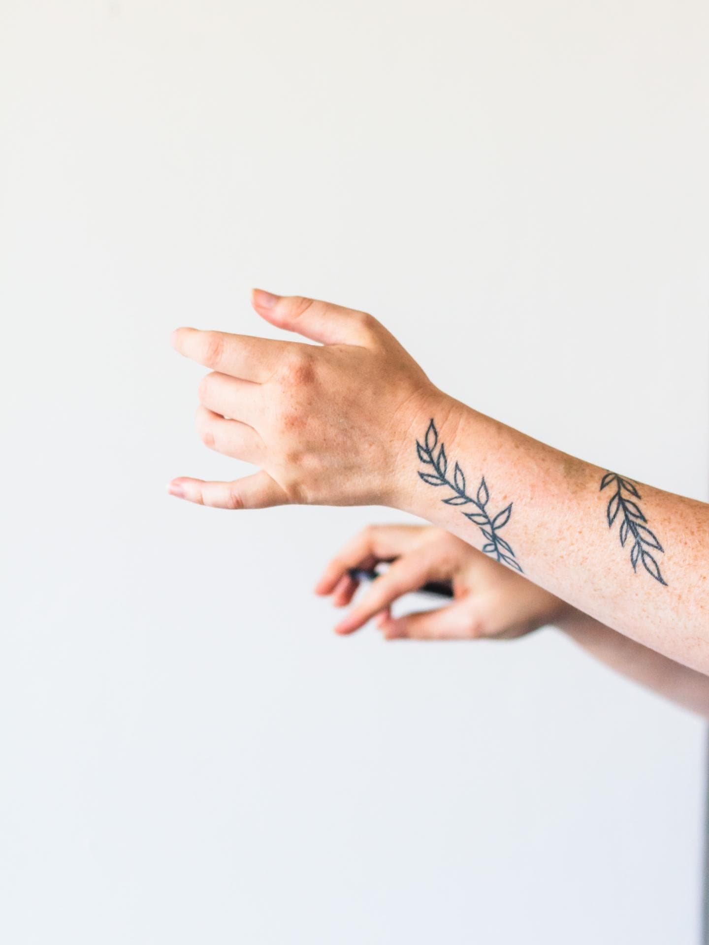 Handpoke Tattoo auf Armen