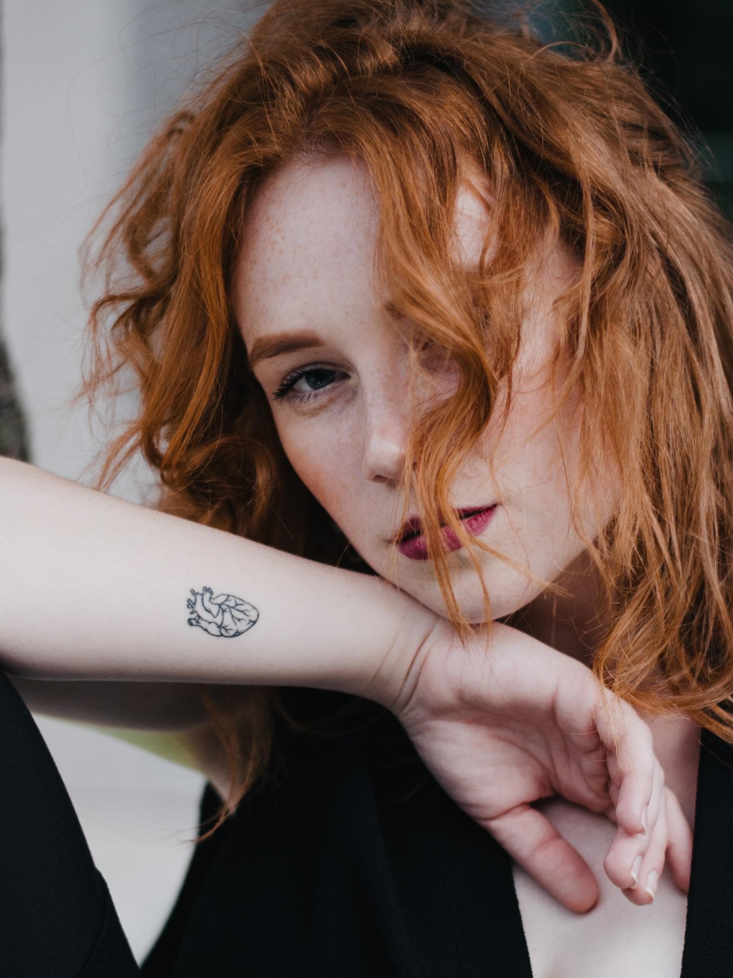 Frau mit Herz-Tattoo