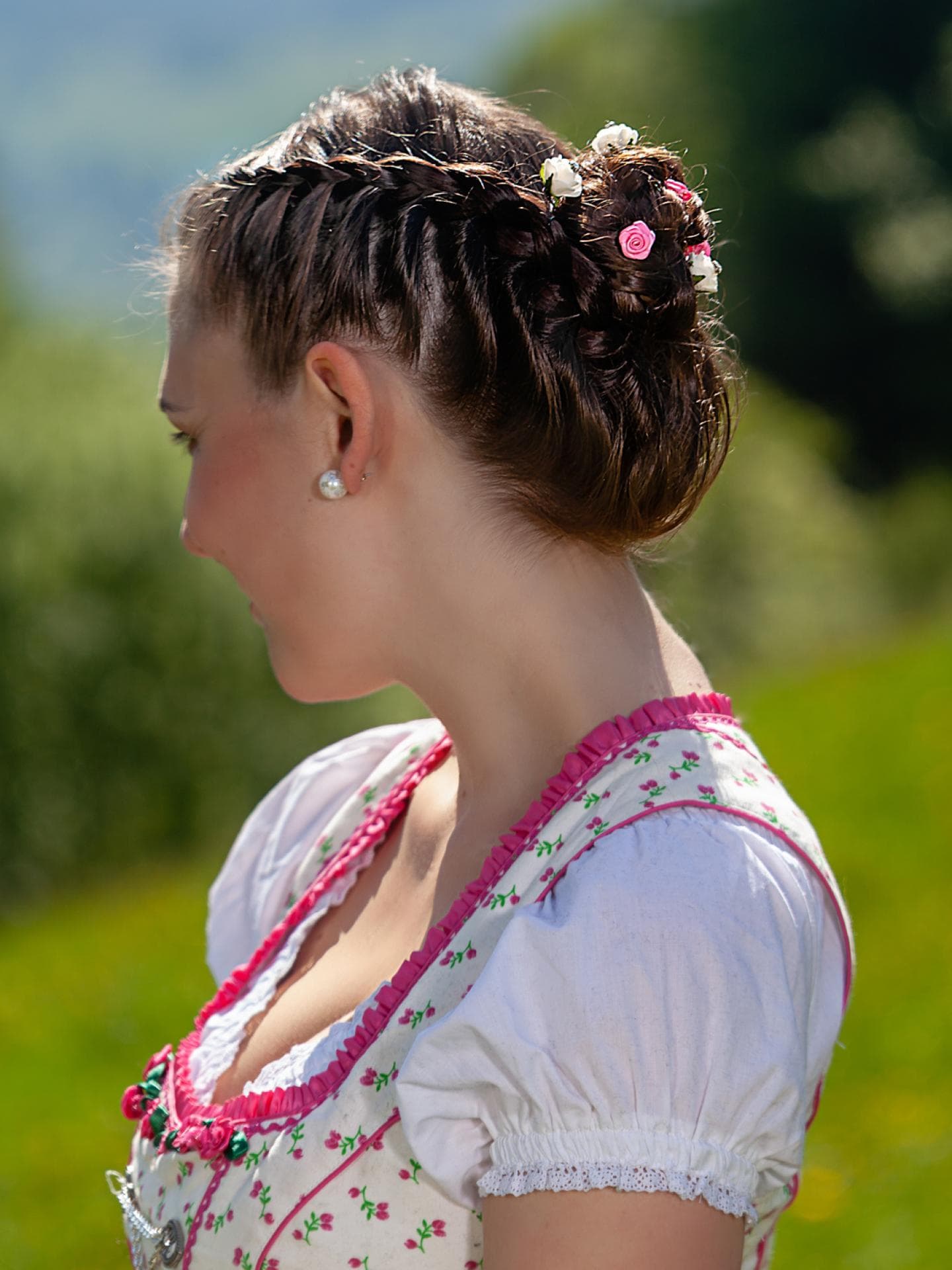 Frau mit Flechtfrisur und Dirndl