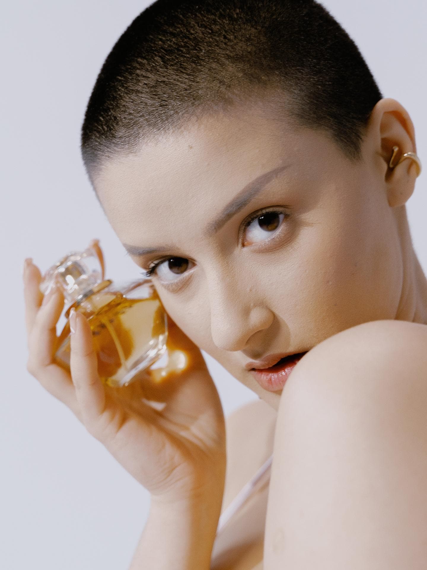 Frau mit Parfumflasche