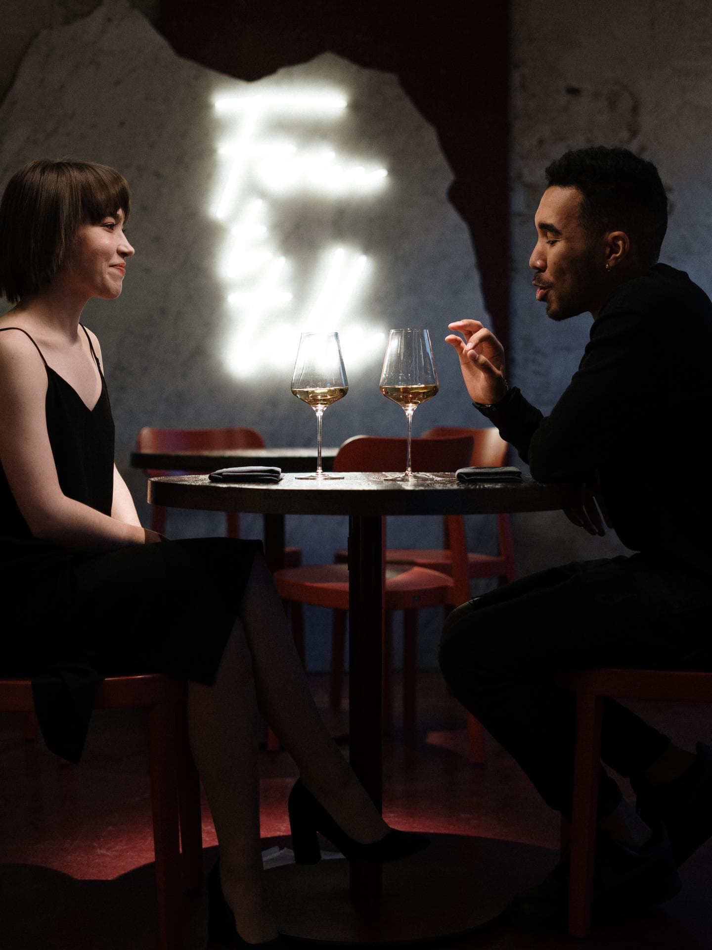 Mann und Frau trinken Wein beim ersten Date