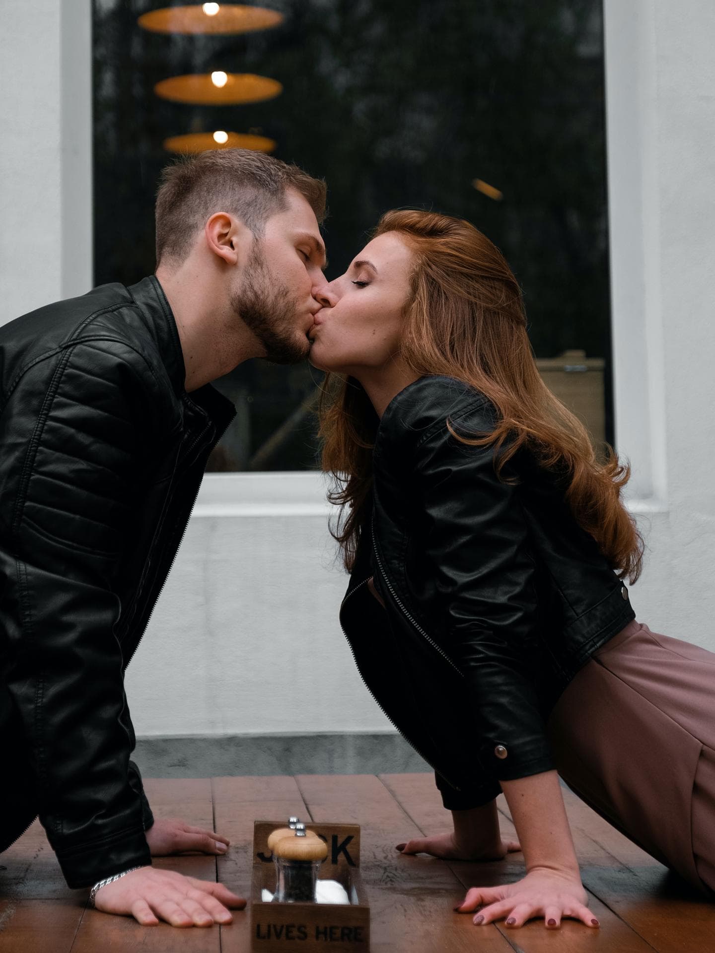 Küssendes Paar bei Date