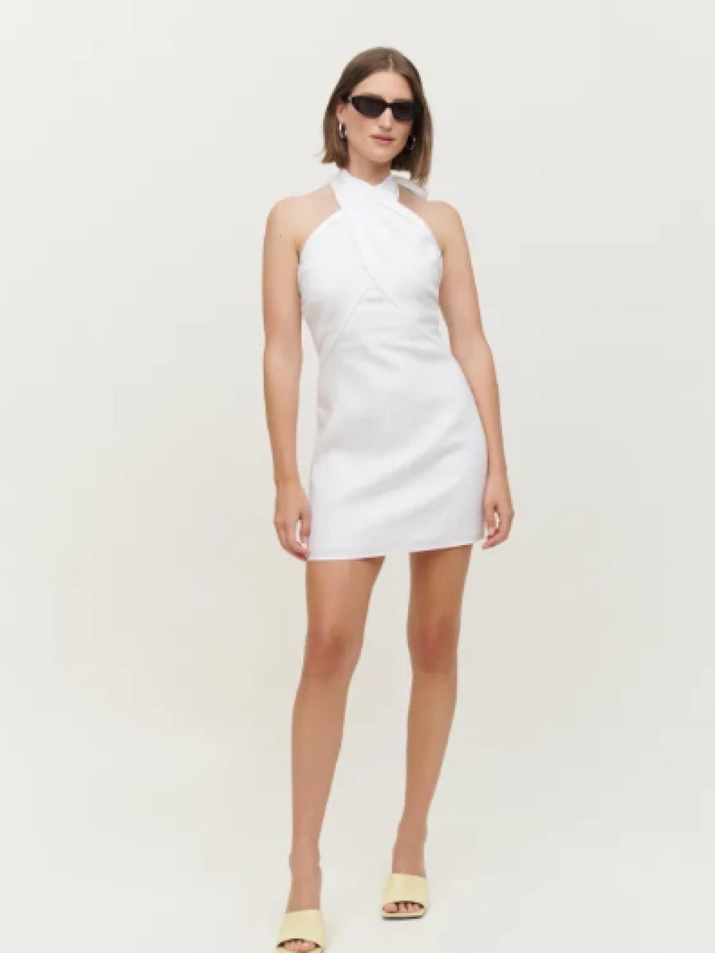 Frau trägt kurzes Minikleid