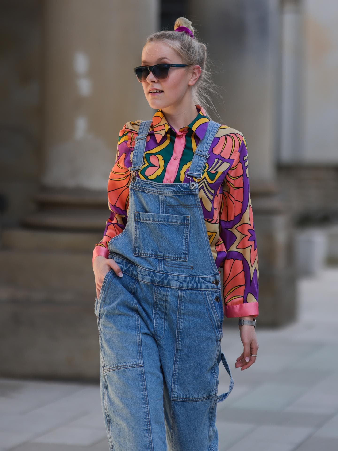 Frau in blauem Overall