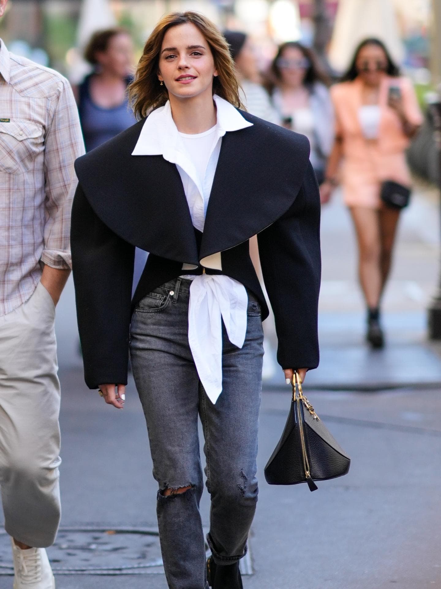 Emma Watson trägt graue Skinny Jeans
