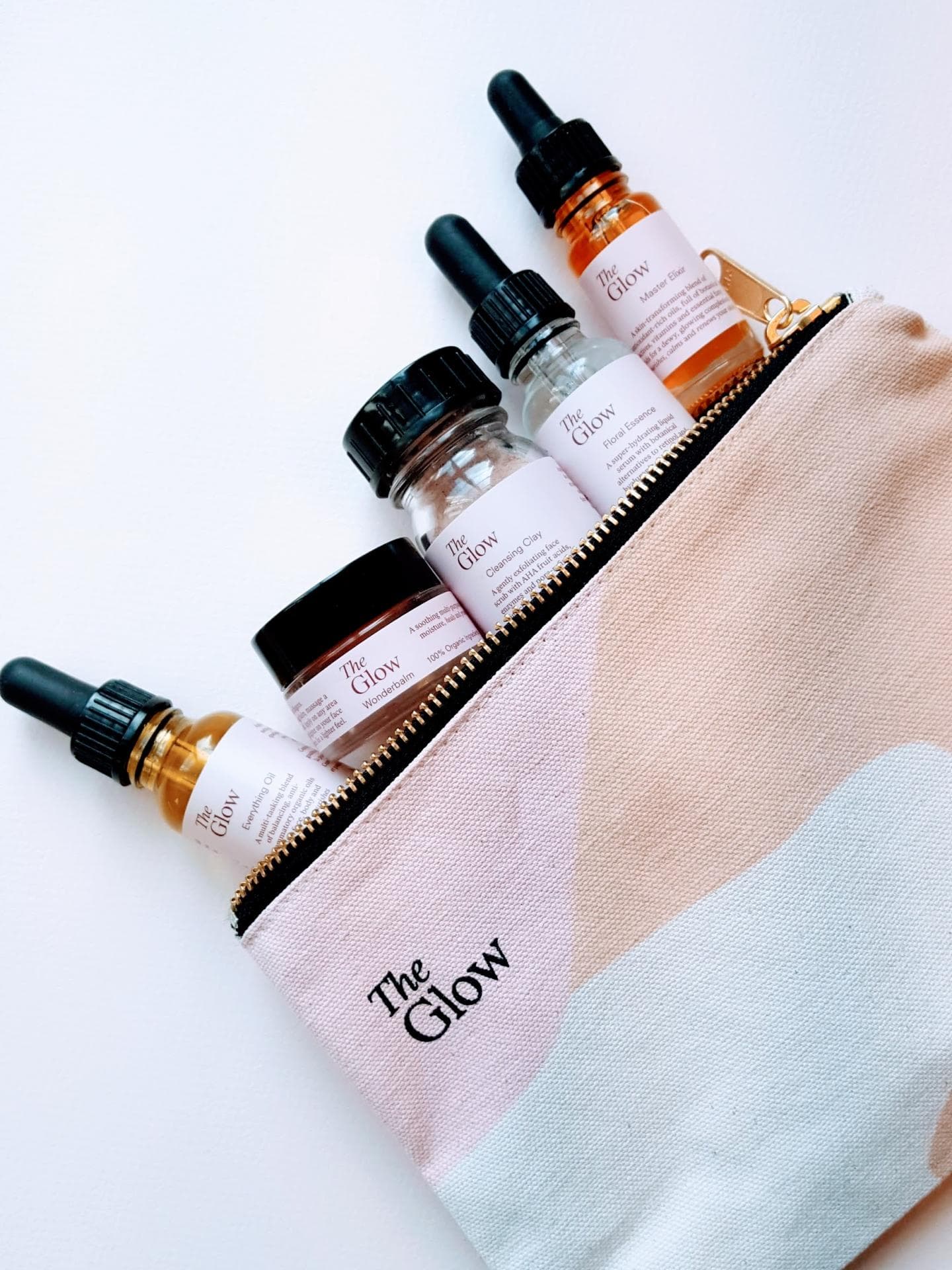The Glow Essentials in Kulturtasche The Glow Essentials