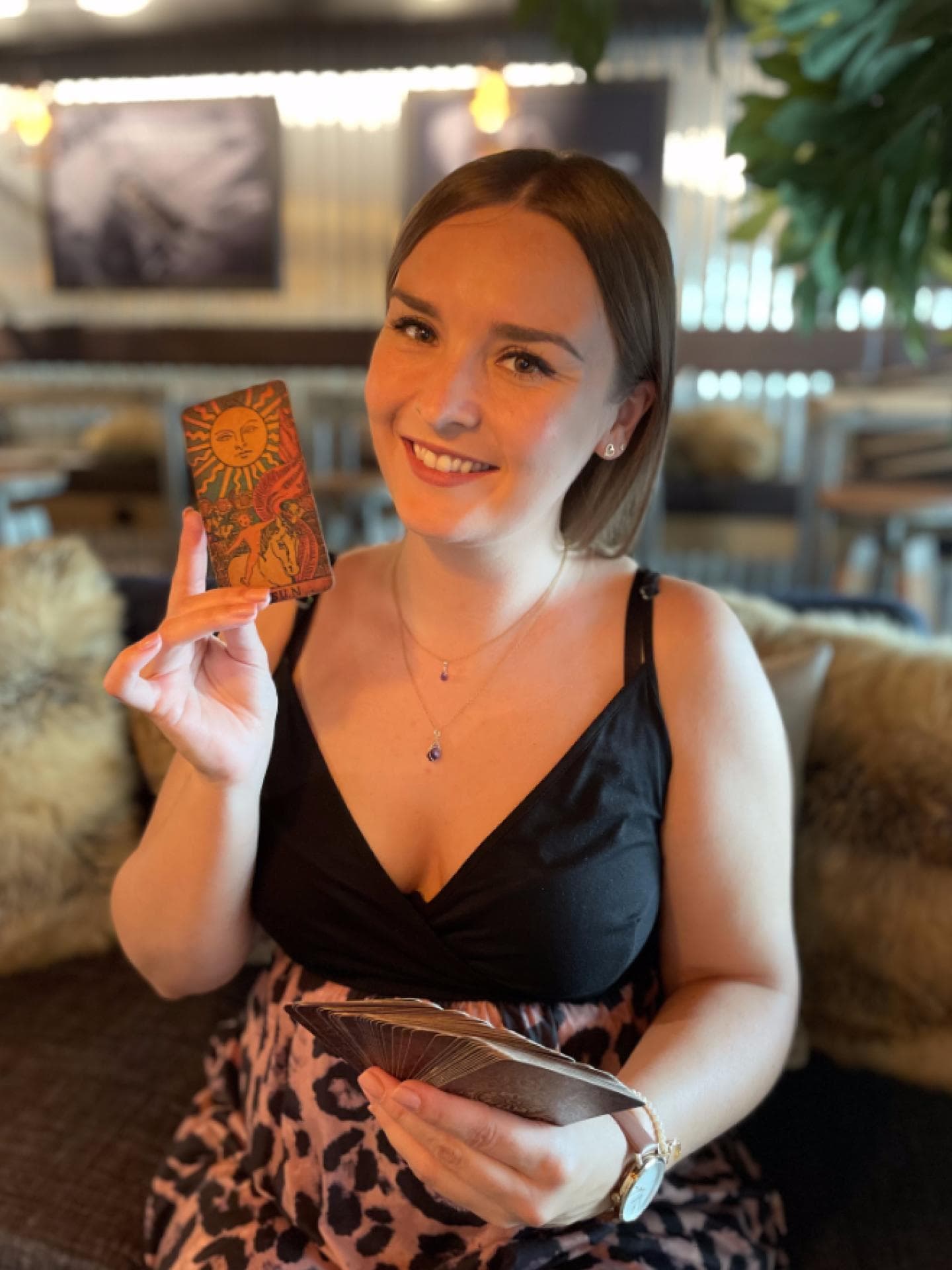Tarot Expertin Bea Staack Die Tarot Expertin Bea Staack hält Tarot Karten hoch