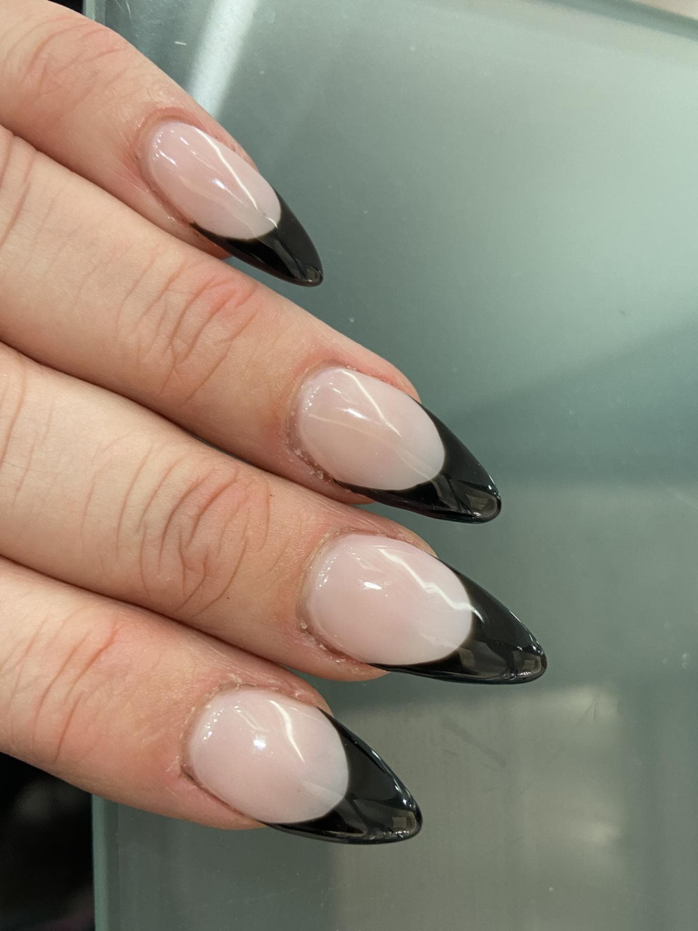 Schwarze Nagelspitze