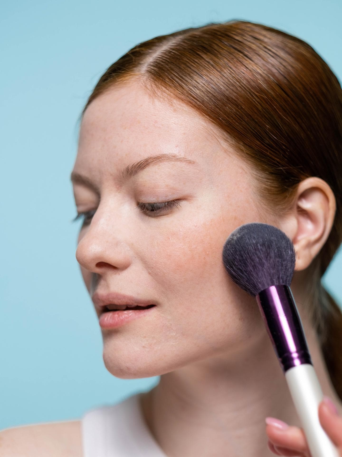 Frau trägt Blush auf