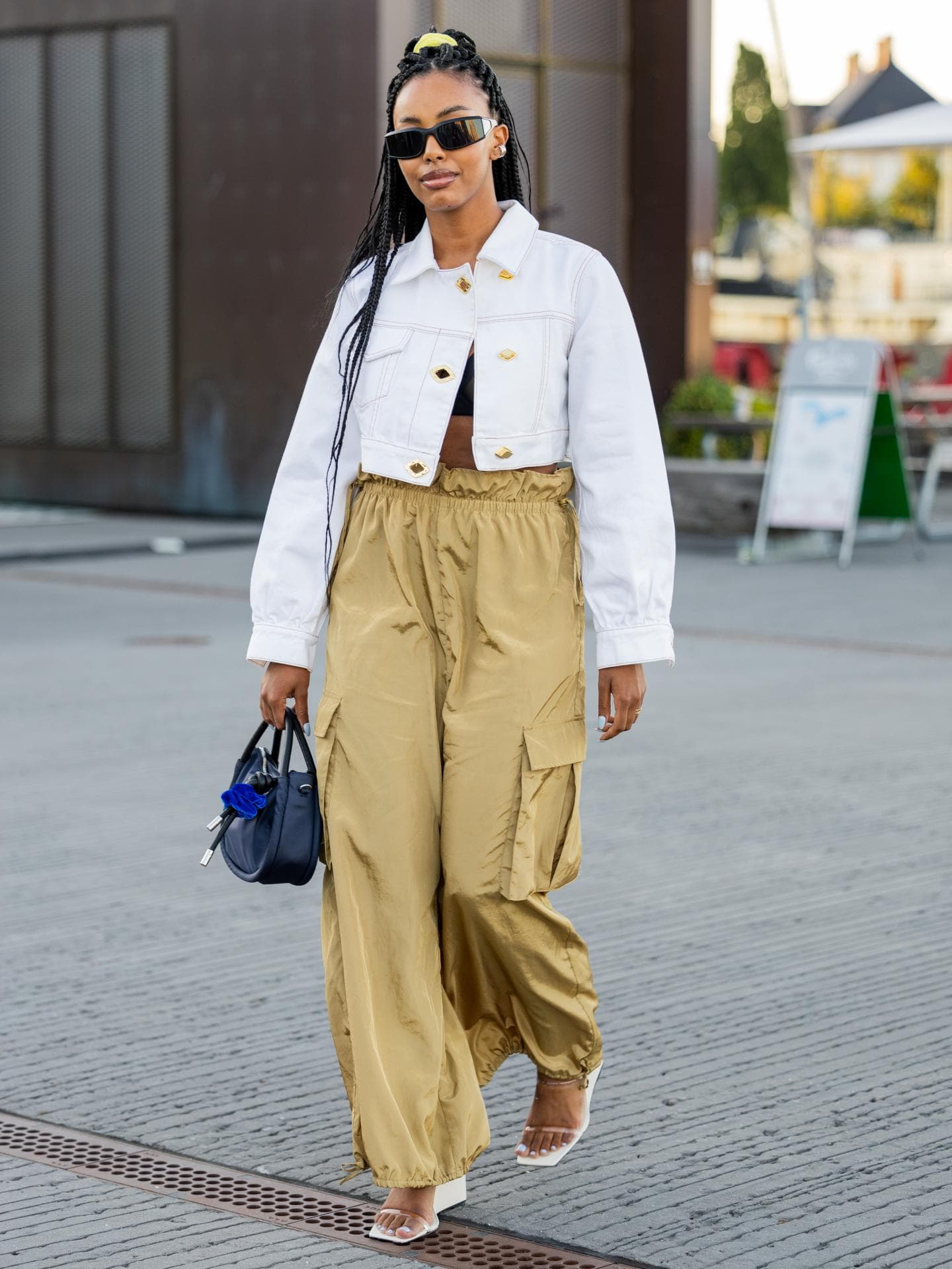 Frau trägt beige Cargohose