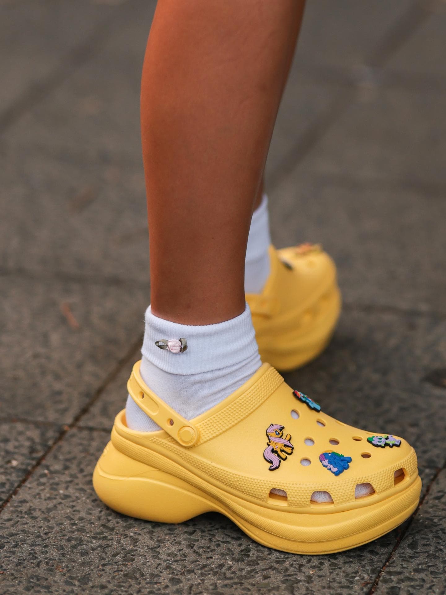 Zwei Paar bunte Crocs