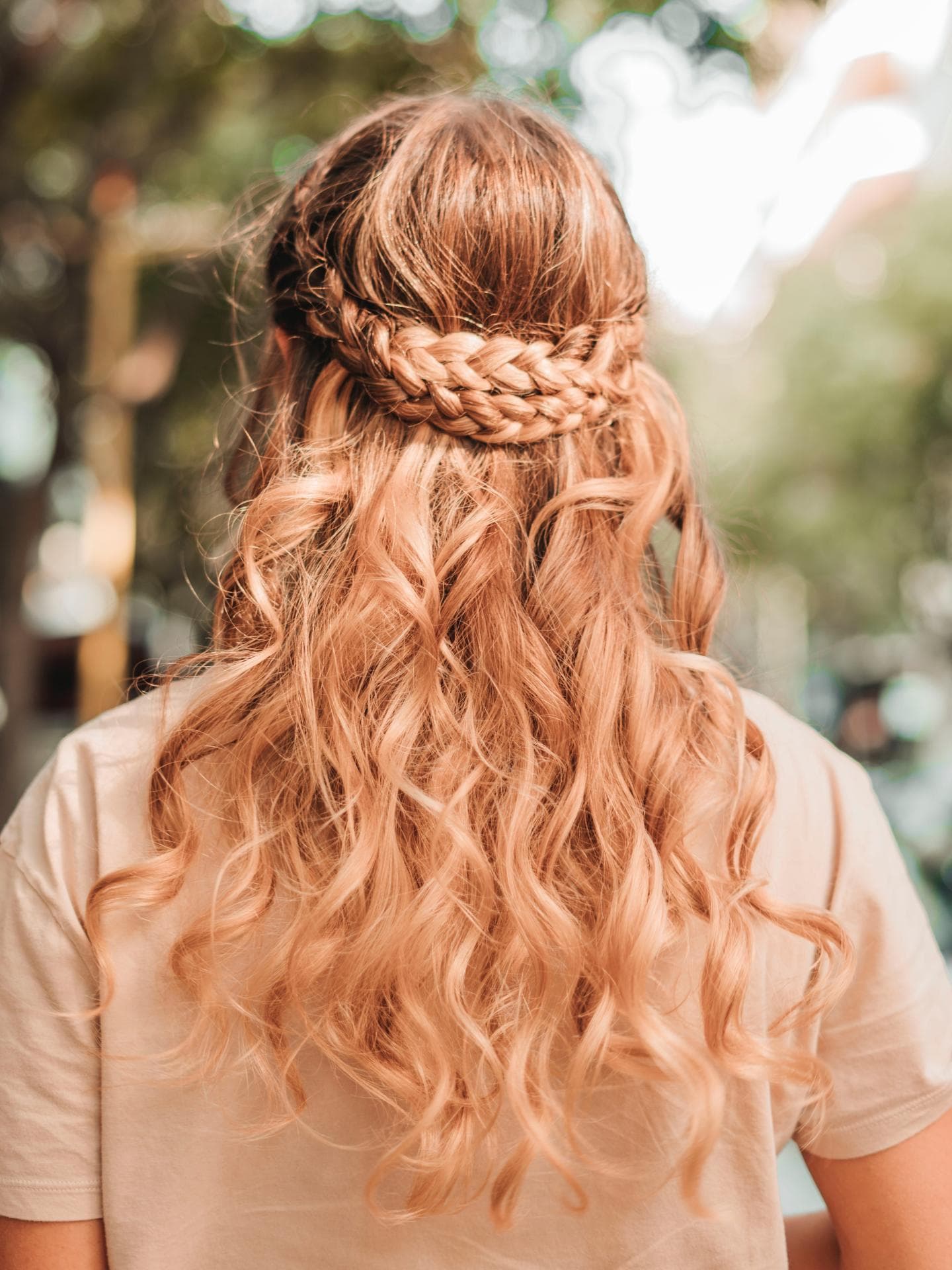 Oktoberfest Flechtfrisuren: Die schönsten Hairstyles Oktoberfest Flechtfrisuren: Frau mit geflochtenen Haaren