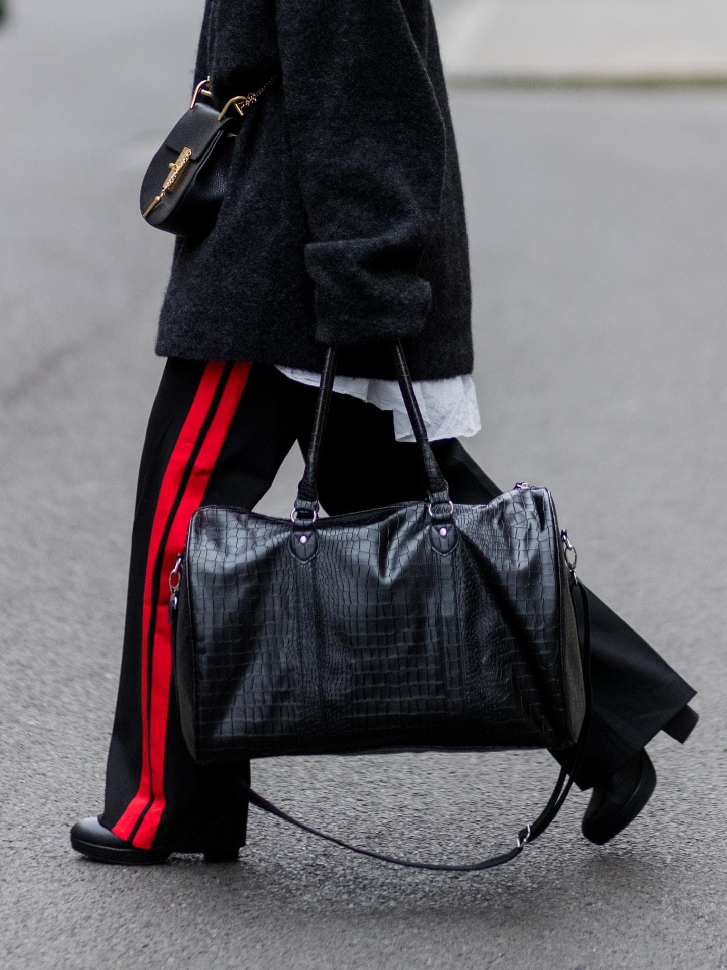 Frau mit schwarzer Reisetasche