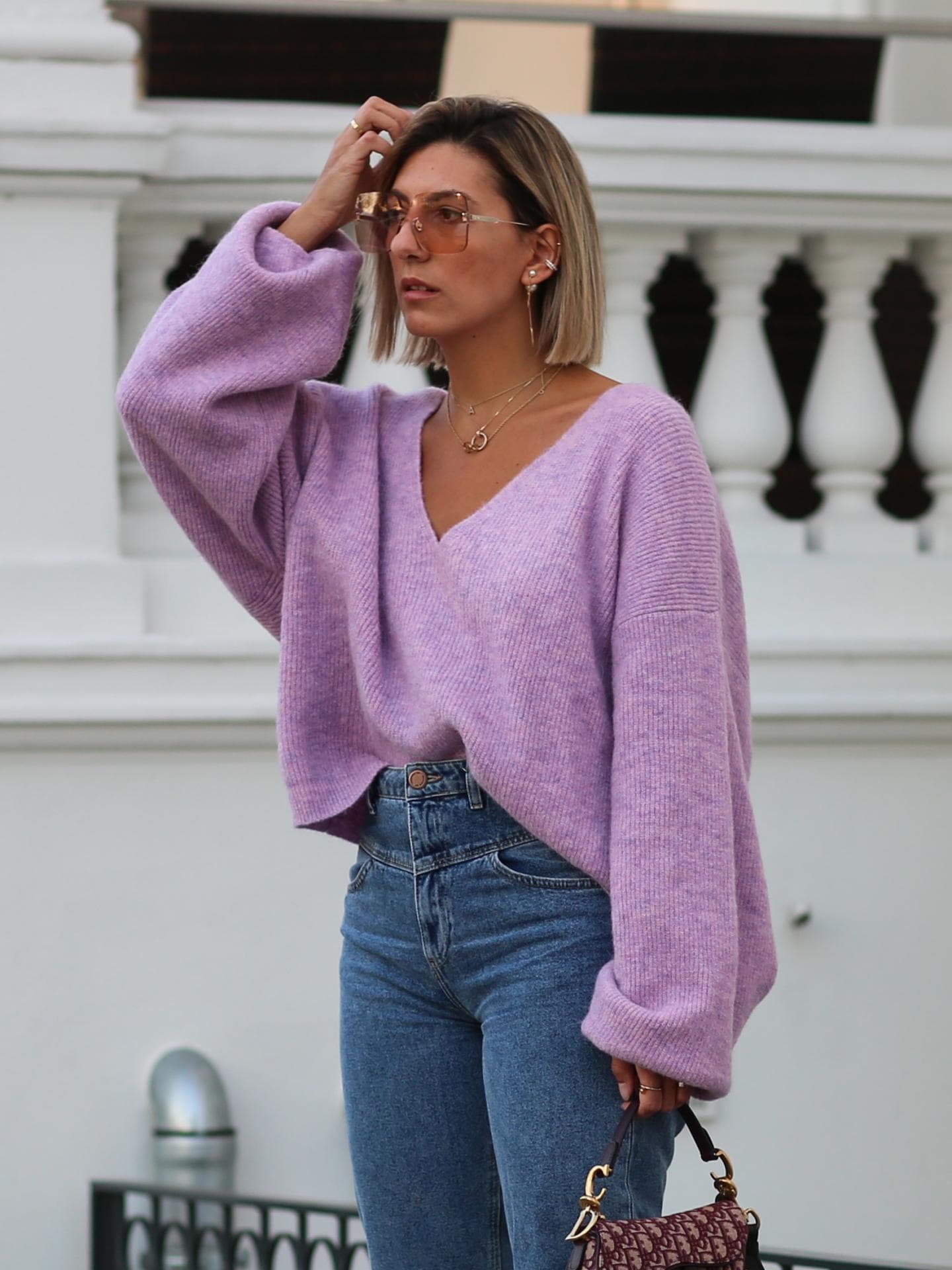 Aylin König trägt einen fliederfarbenen Pullover