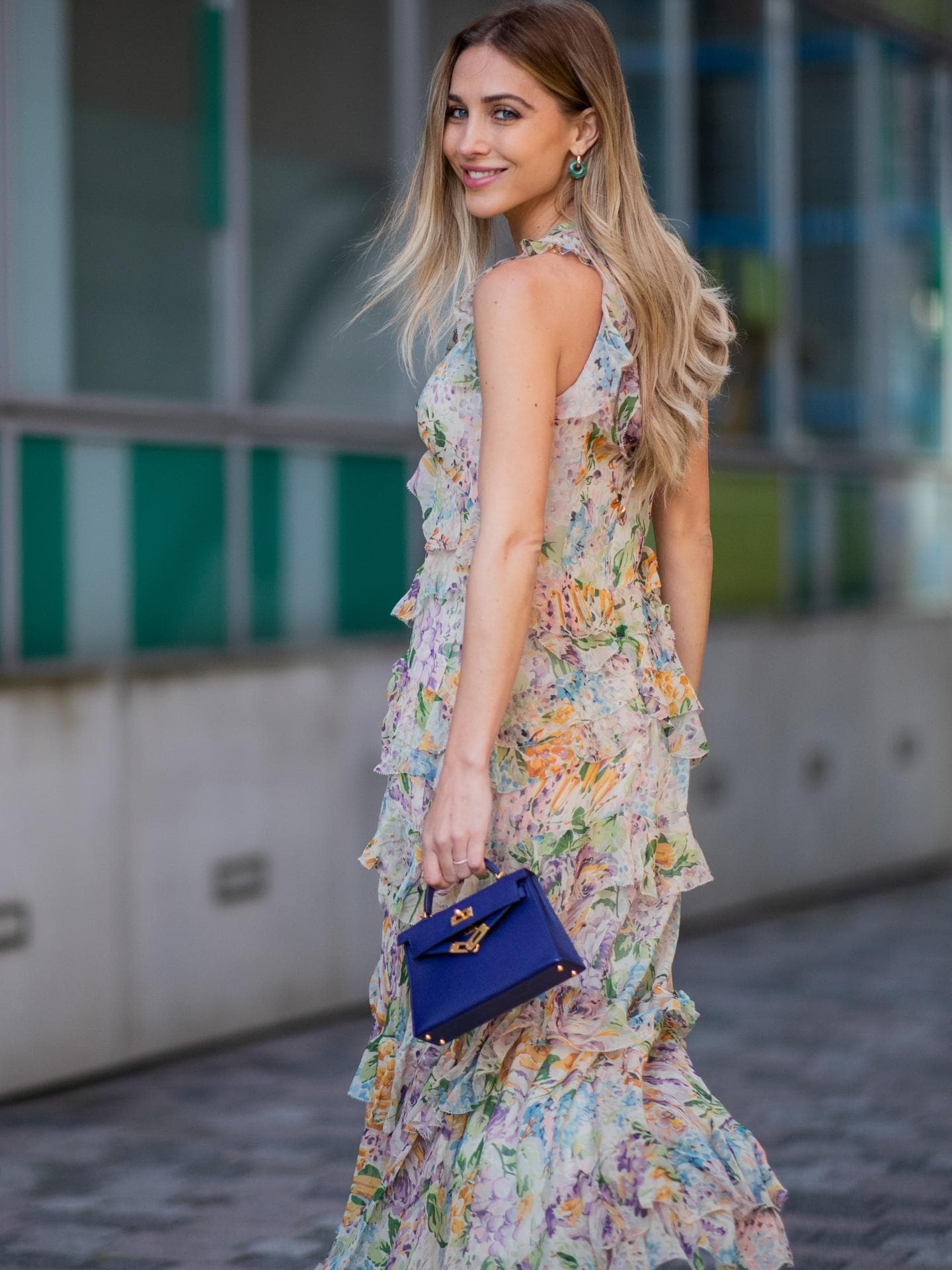 Frau trägt Sommerkleid