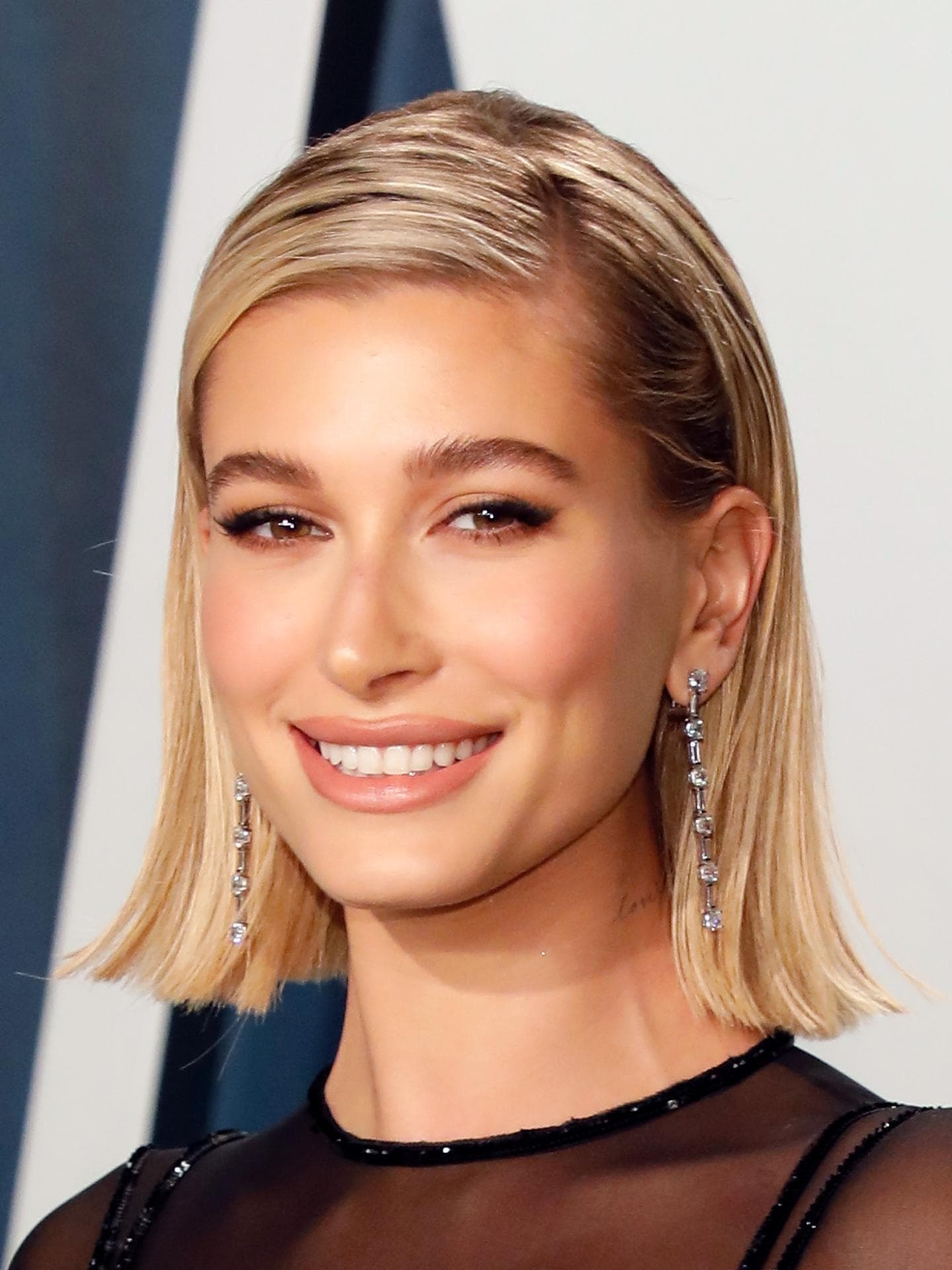 Hailey Bieber trägt Cat-Eye-Make-up