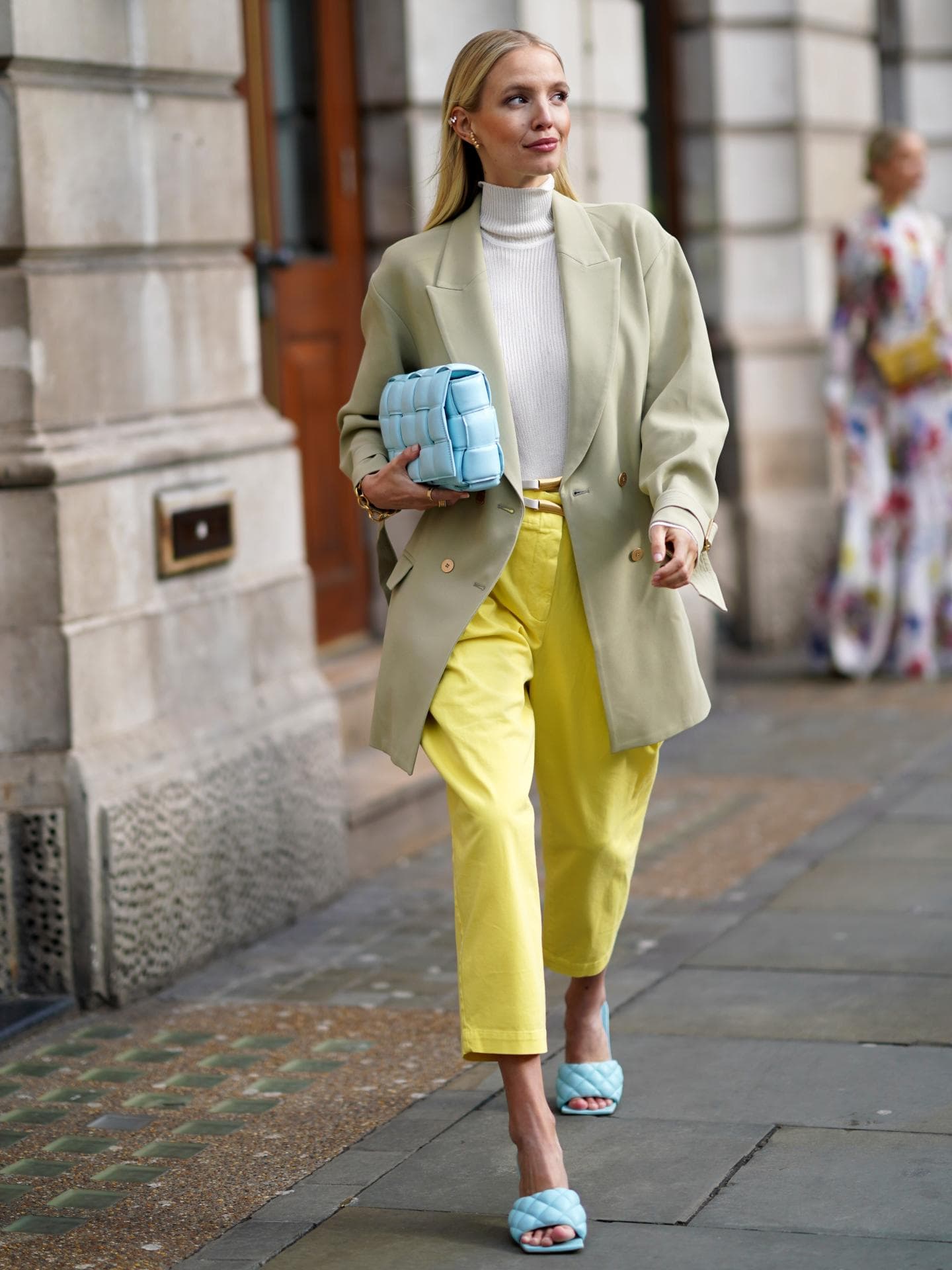 Herbst-Trends Farben Frau trägt Blau und Gelb