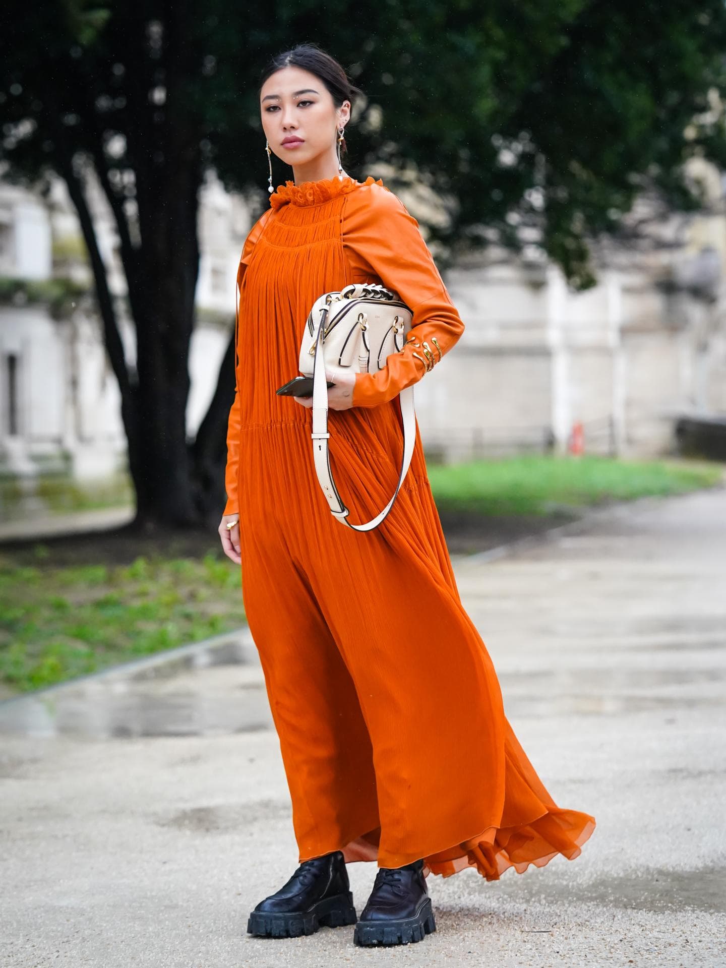 Frau im orangenen Kleid