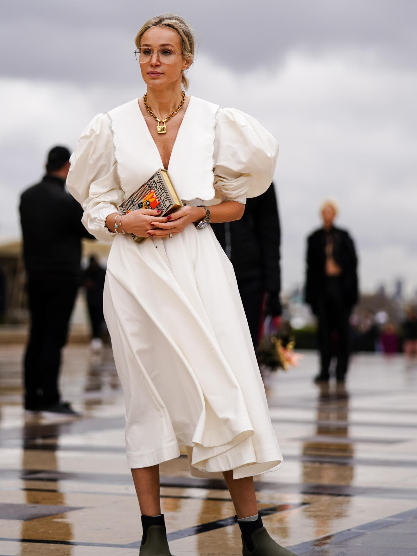 Weißes Kleid mit Rüschen