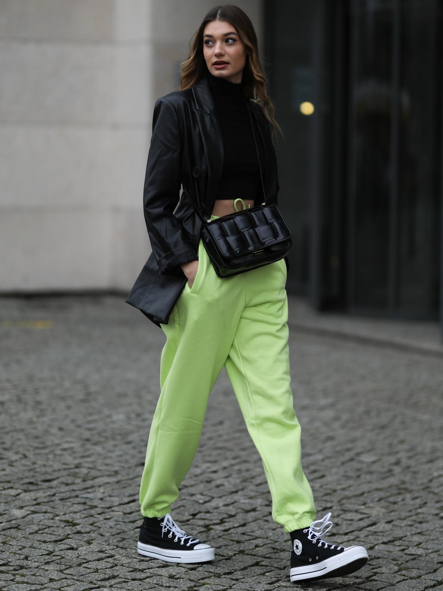 Frau trägt Sneaker