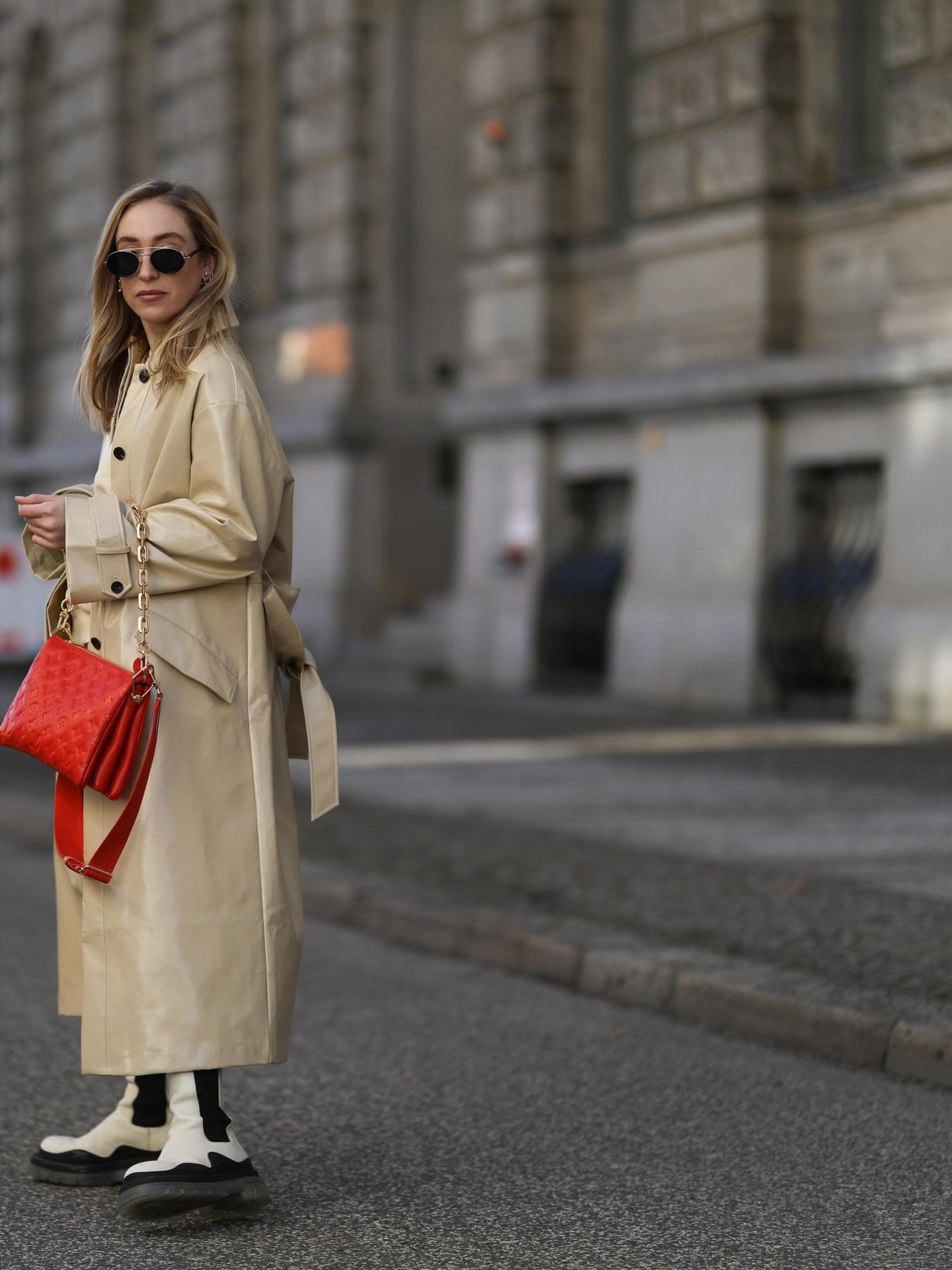 Frau trägt Trenchcoat