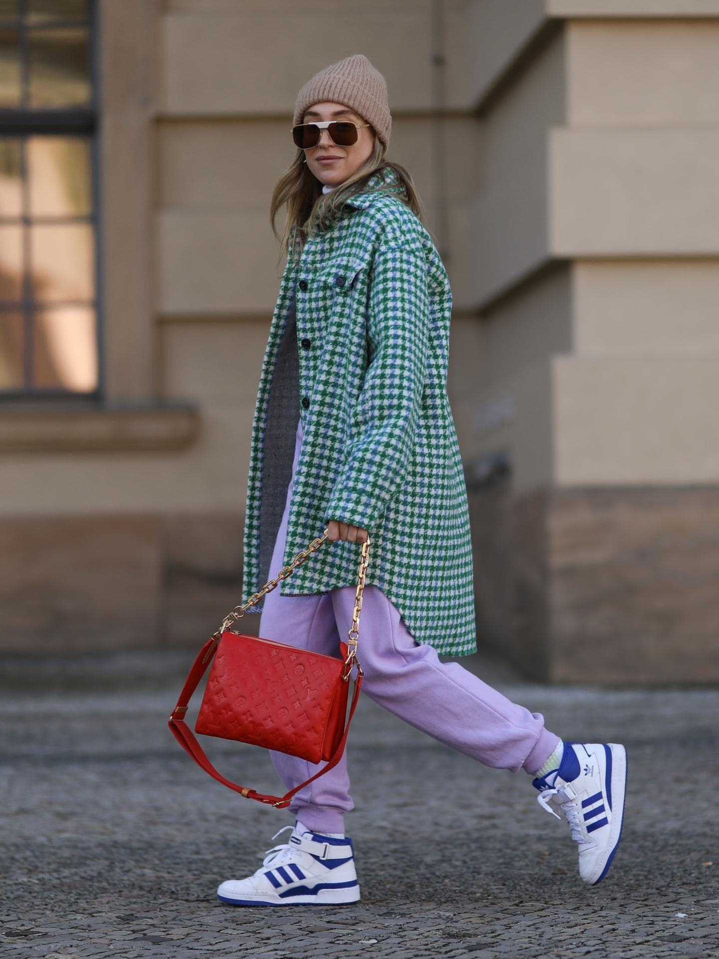 Frau trägt High Top SNeaker