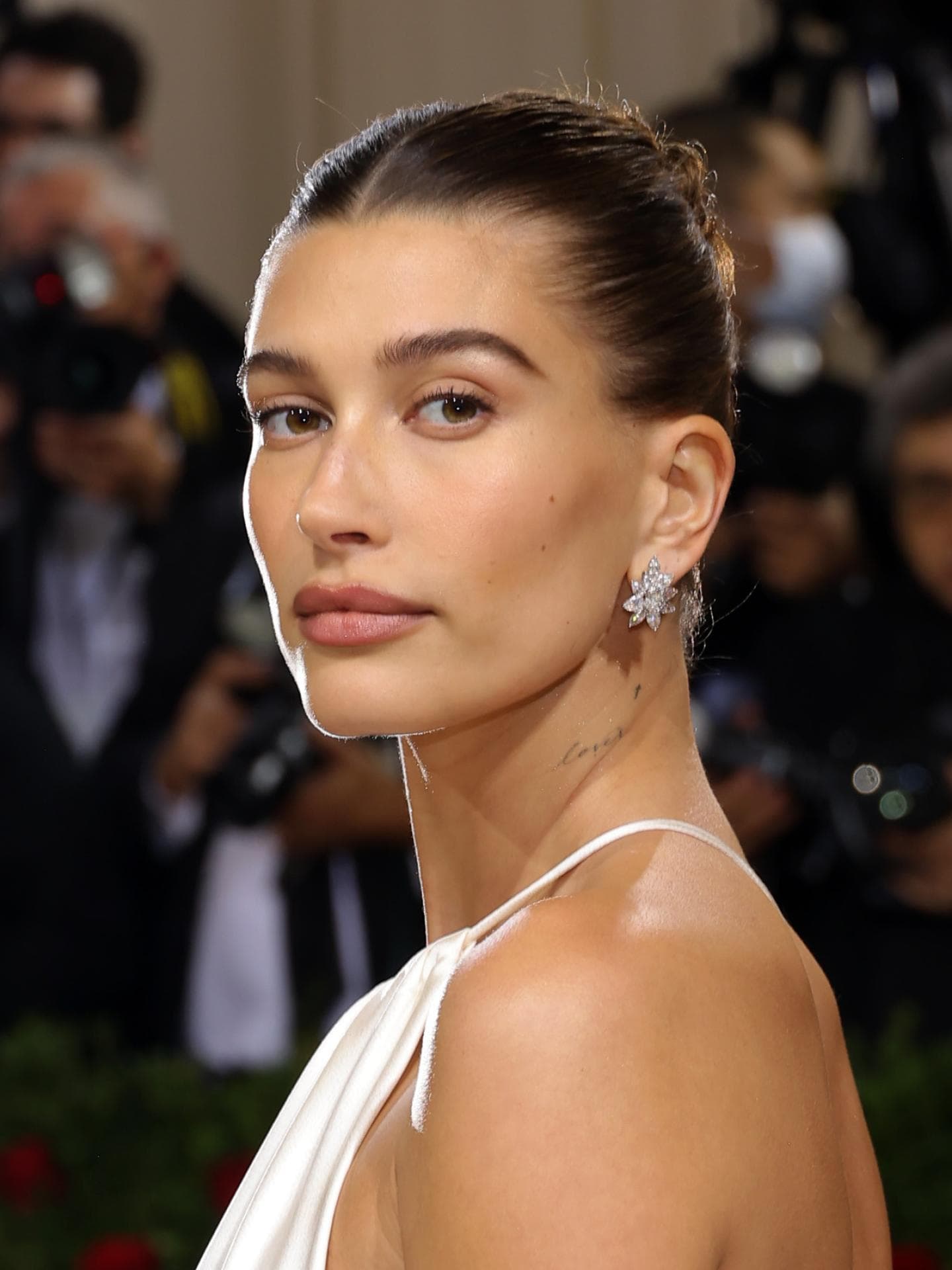 Hailey Bieber trägt Cat-Eye-Make-up