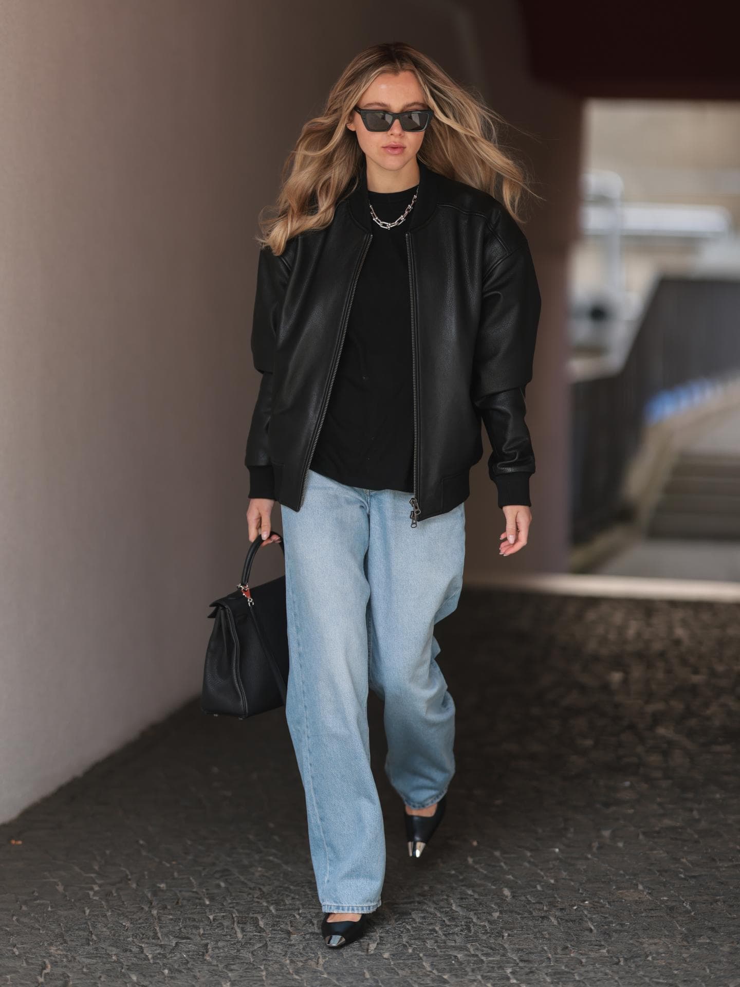 Frau trägt Jeans