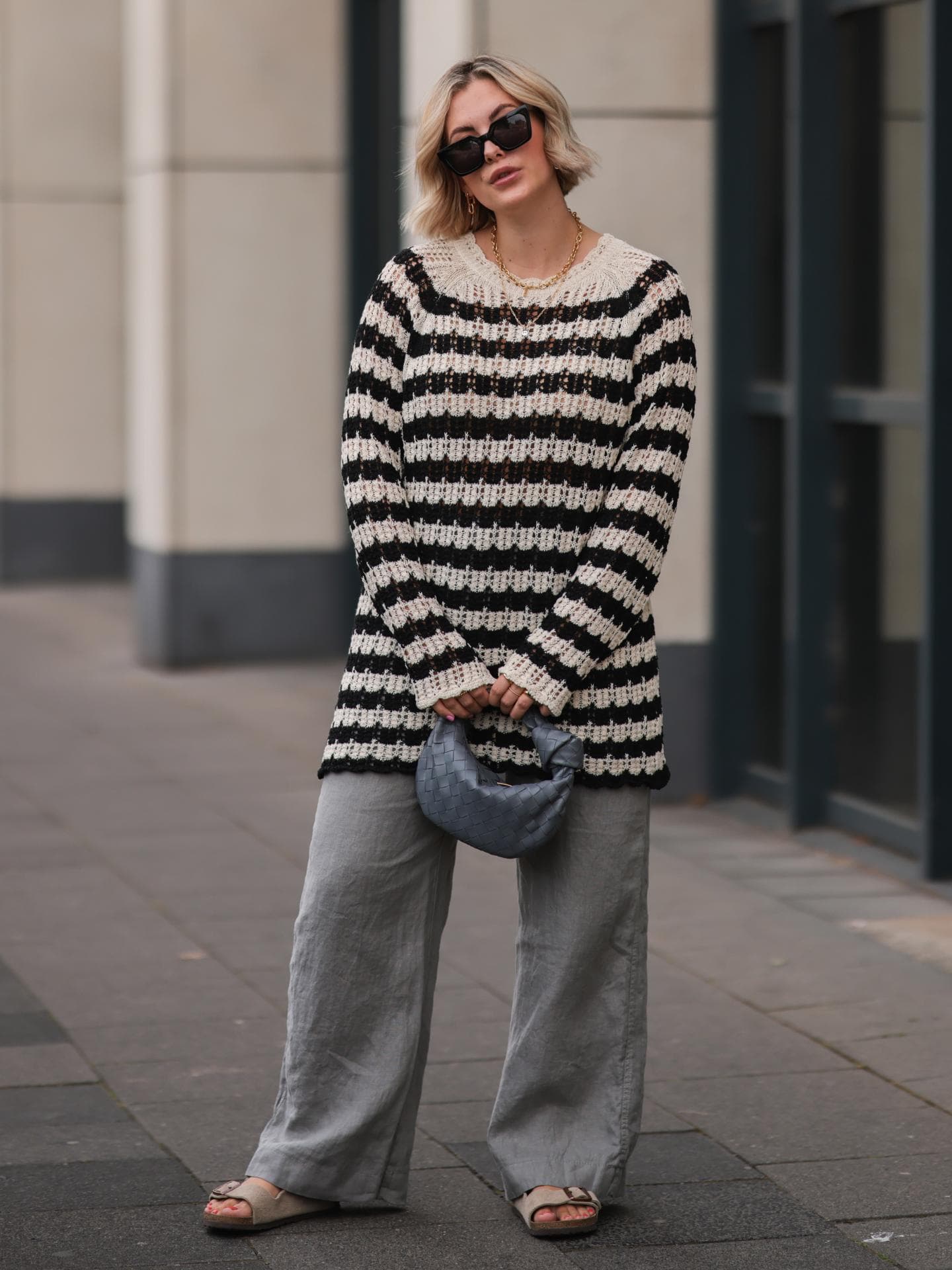 Frau mit langem Pullover