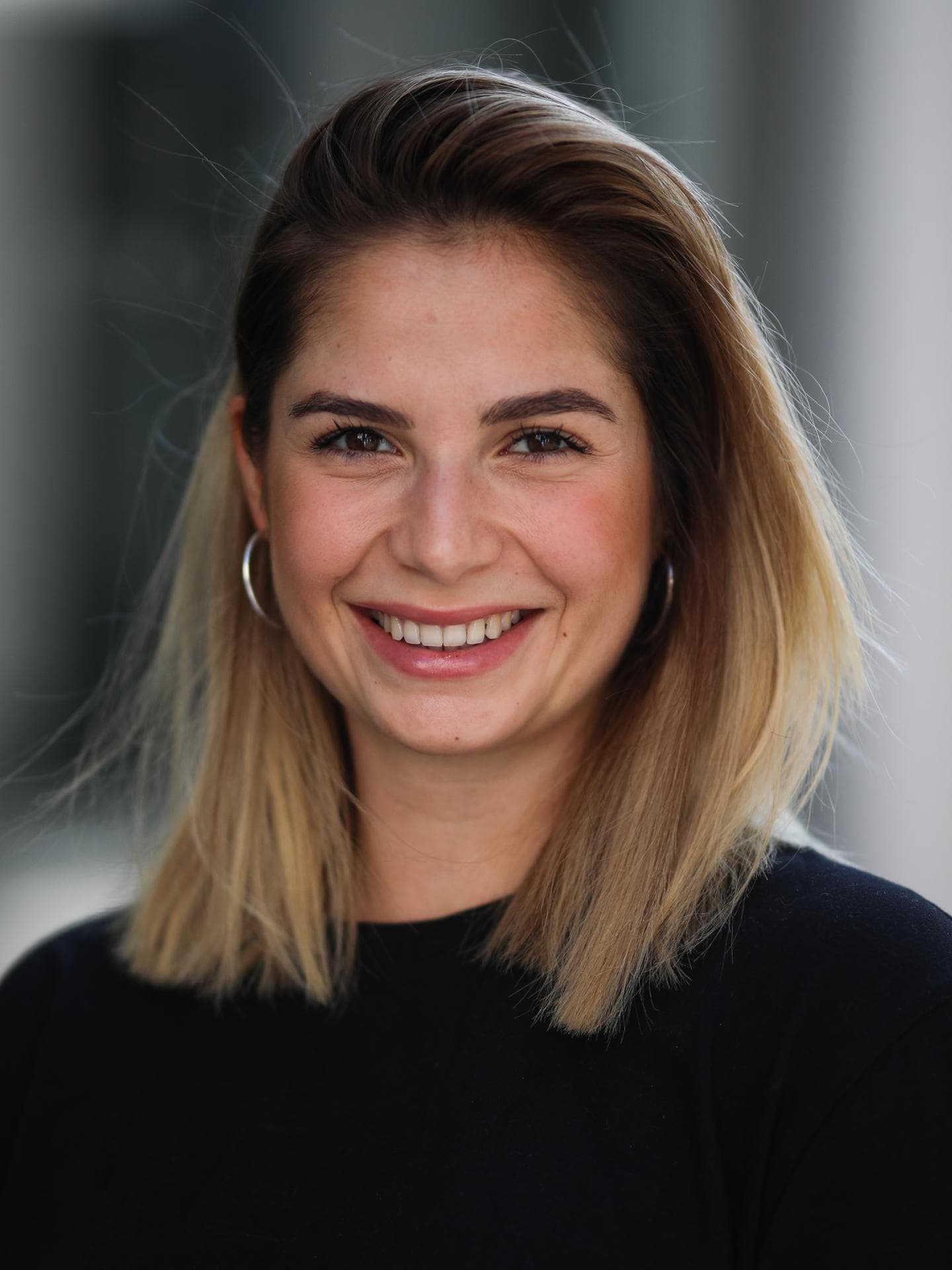 Frau mit blonden Highlights