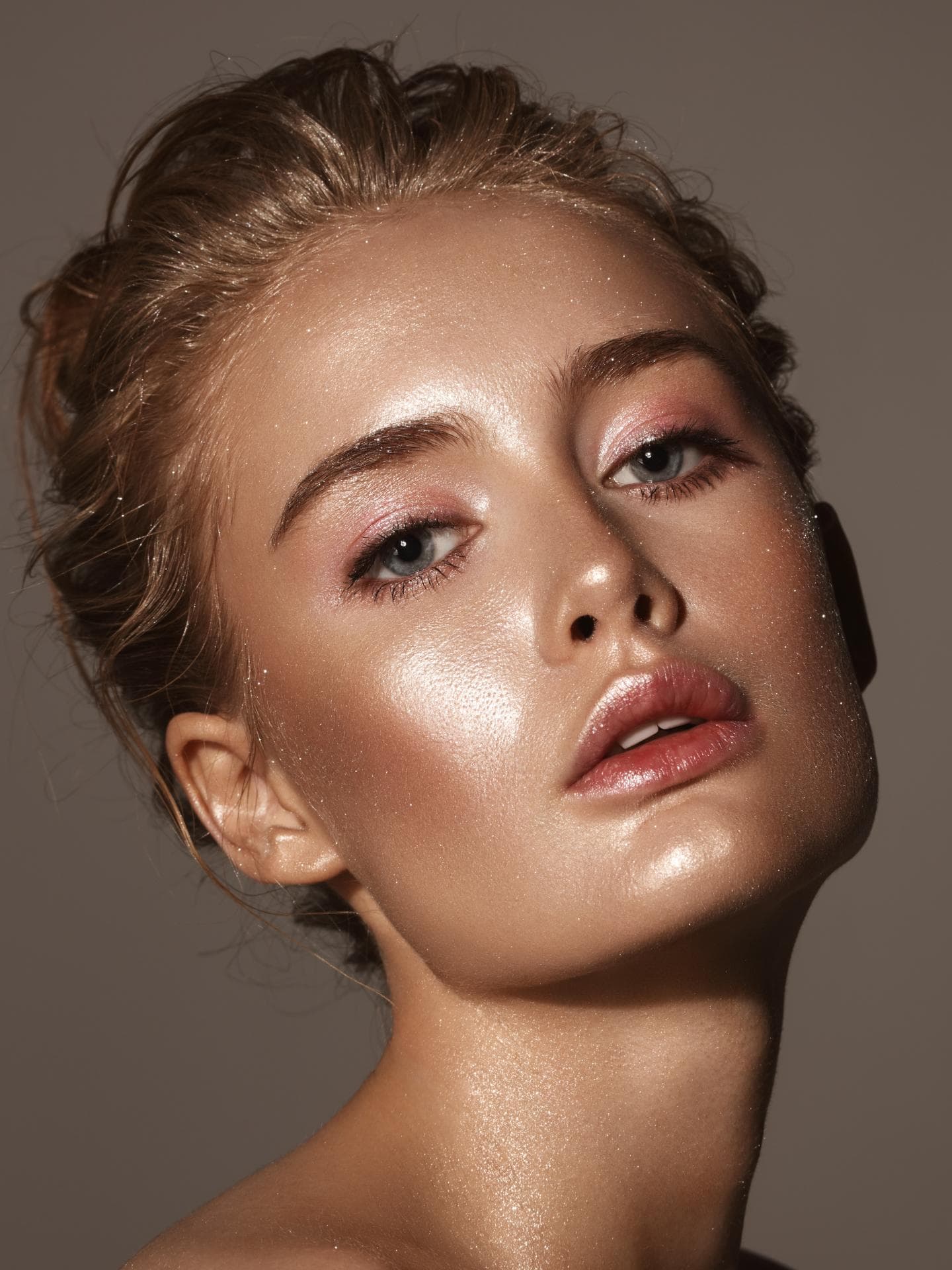 Frau mit einem schimmernder Make up Look