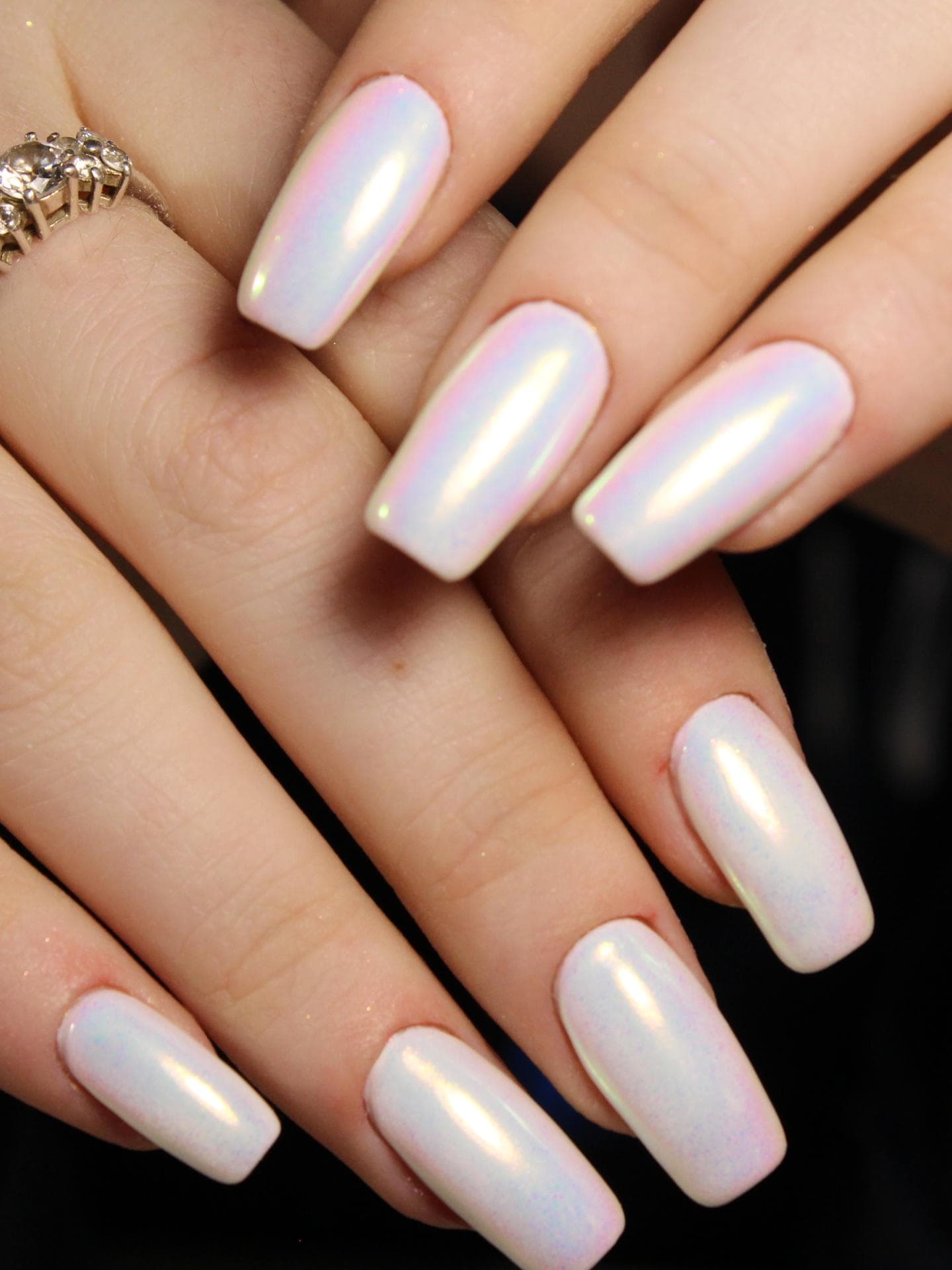Hände mit lackierten Glazed Donut Nails