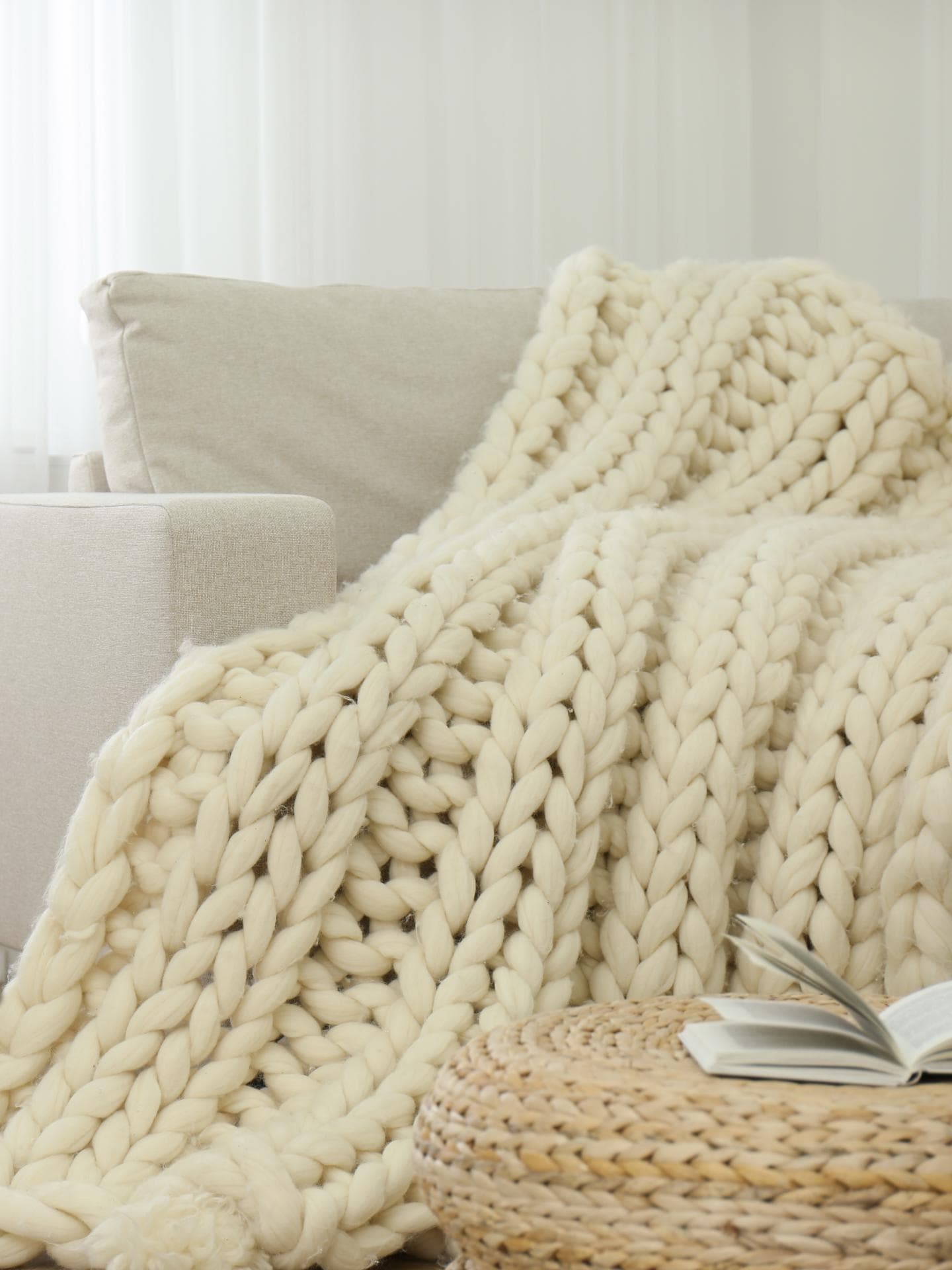Decke aus Merinowolle liegt auf dem Sofa