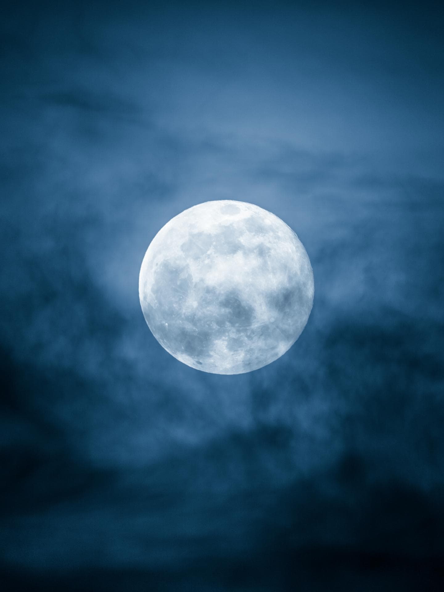 Mondphase Vollmond Der Vollmond steht am Himmel hinter Wolken