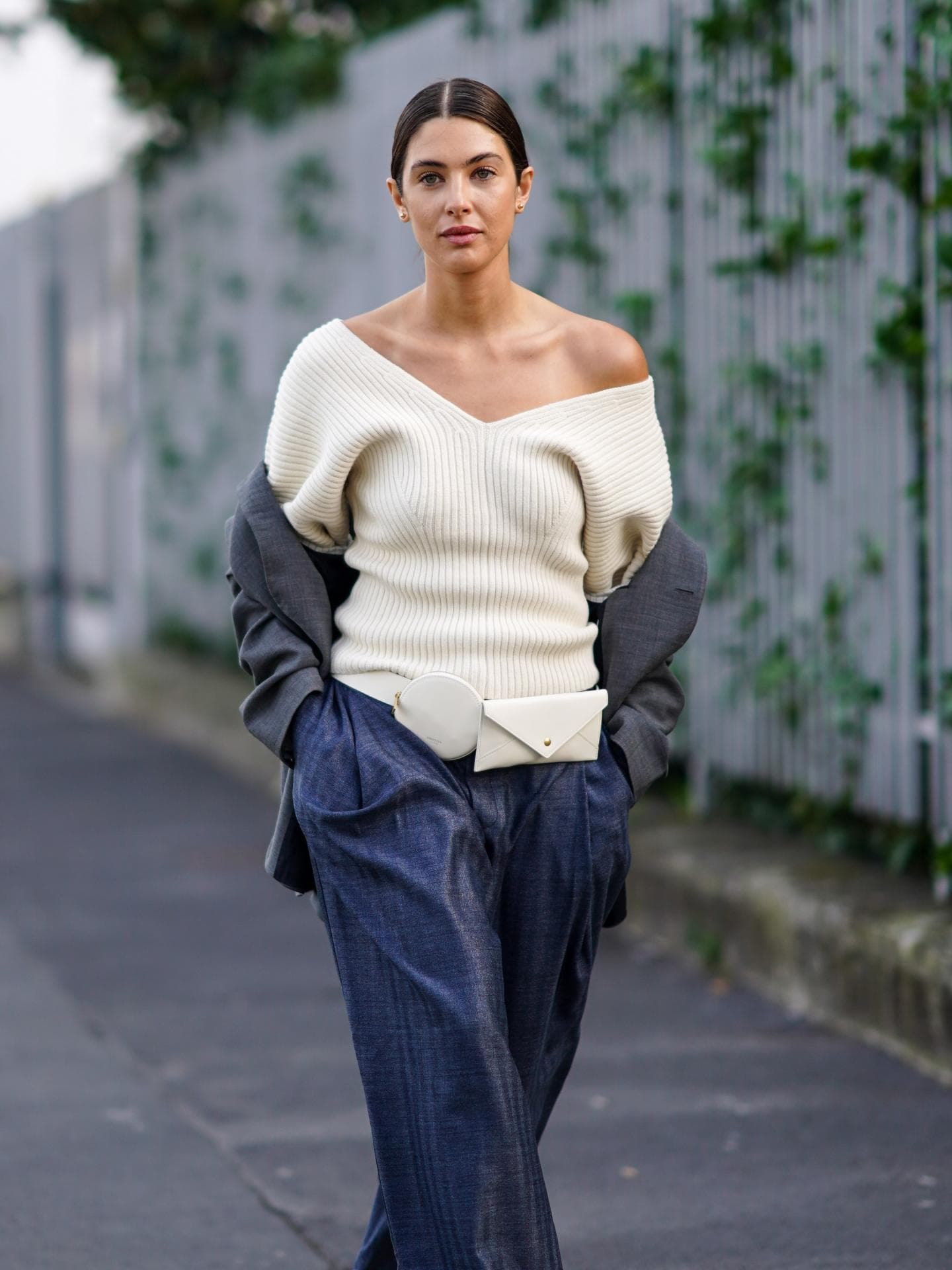 Frau mit cremefarbenen Pullover