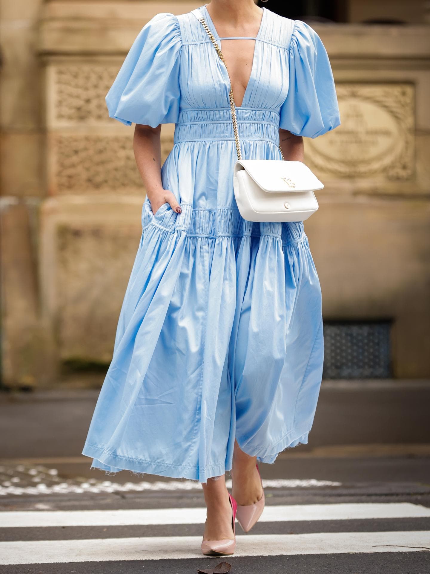 Frau in blauem Kleid