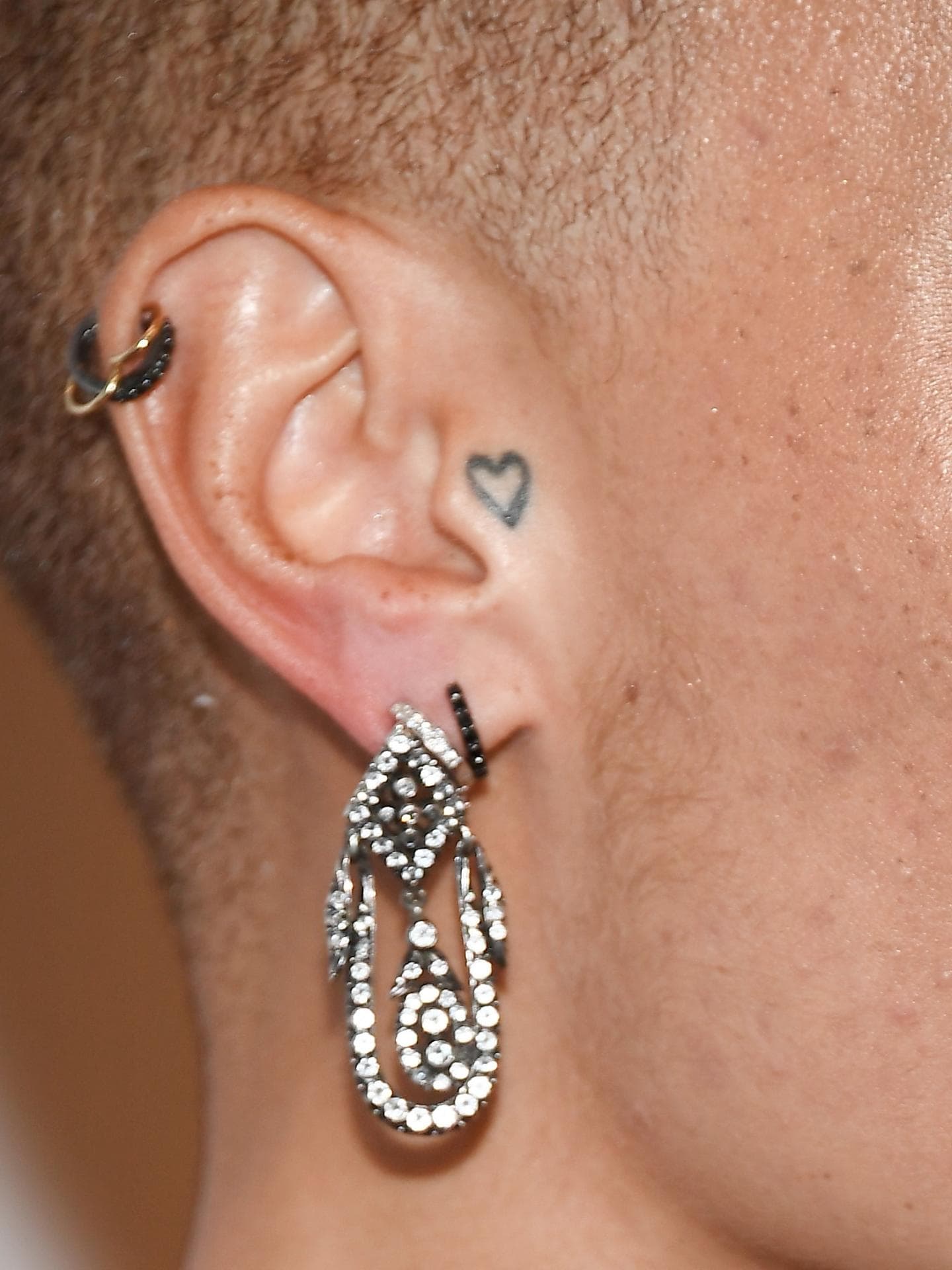 Tattoo am Ohr