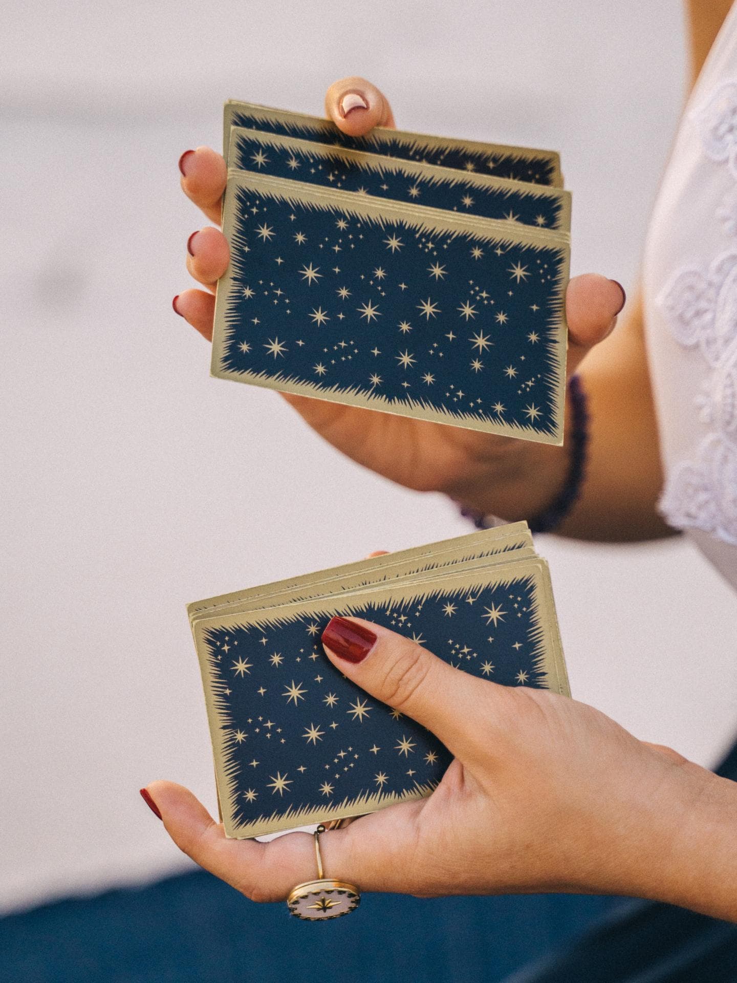 Hände mischen blaue Tarot Karten