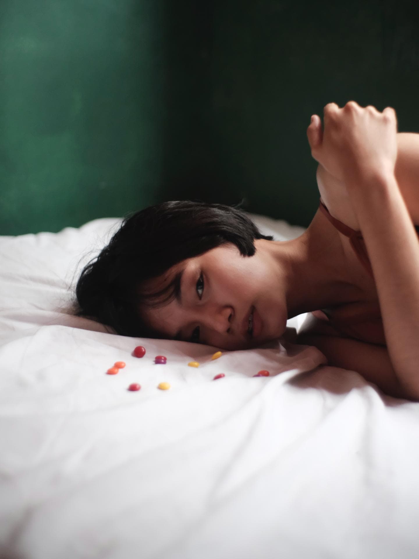 Frau liegt im Bett