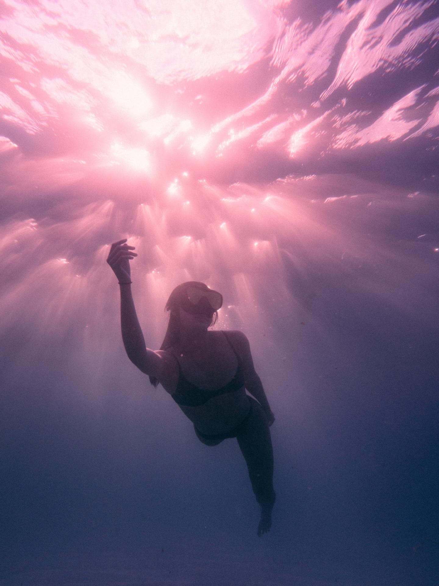 Frau taucht im Meer
