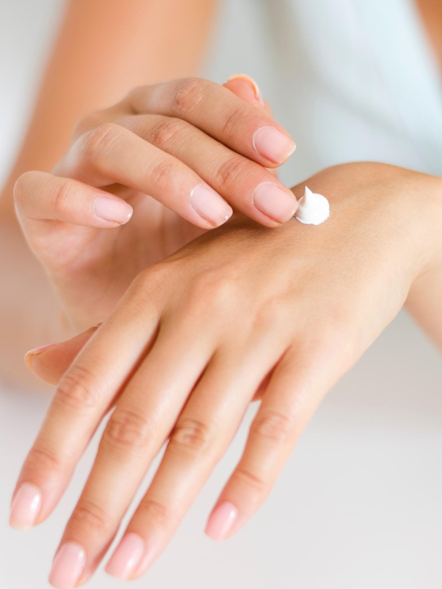 Bodylotion wird auf Handrücken aufgetragen