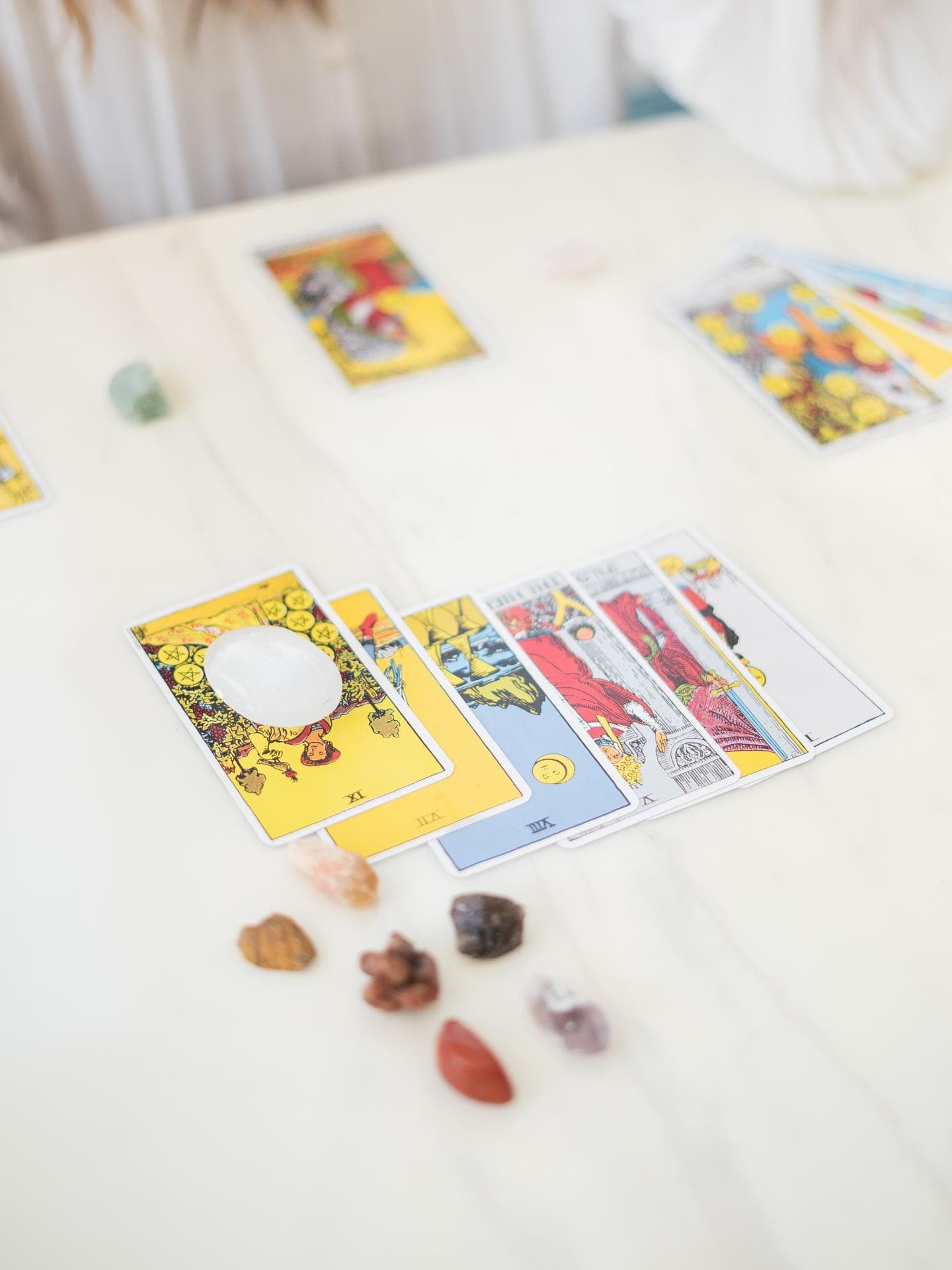 Auf einem Tisch liegen Tarot-Karten aufgereiht