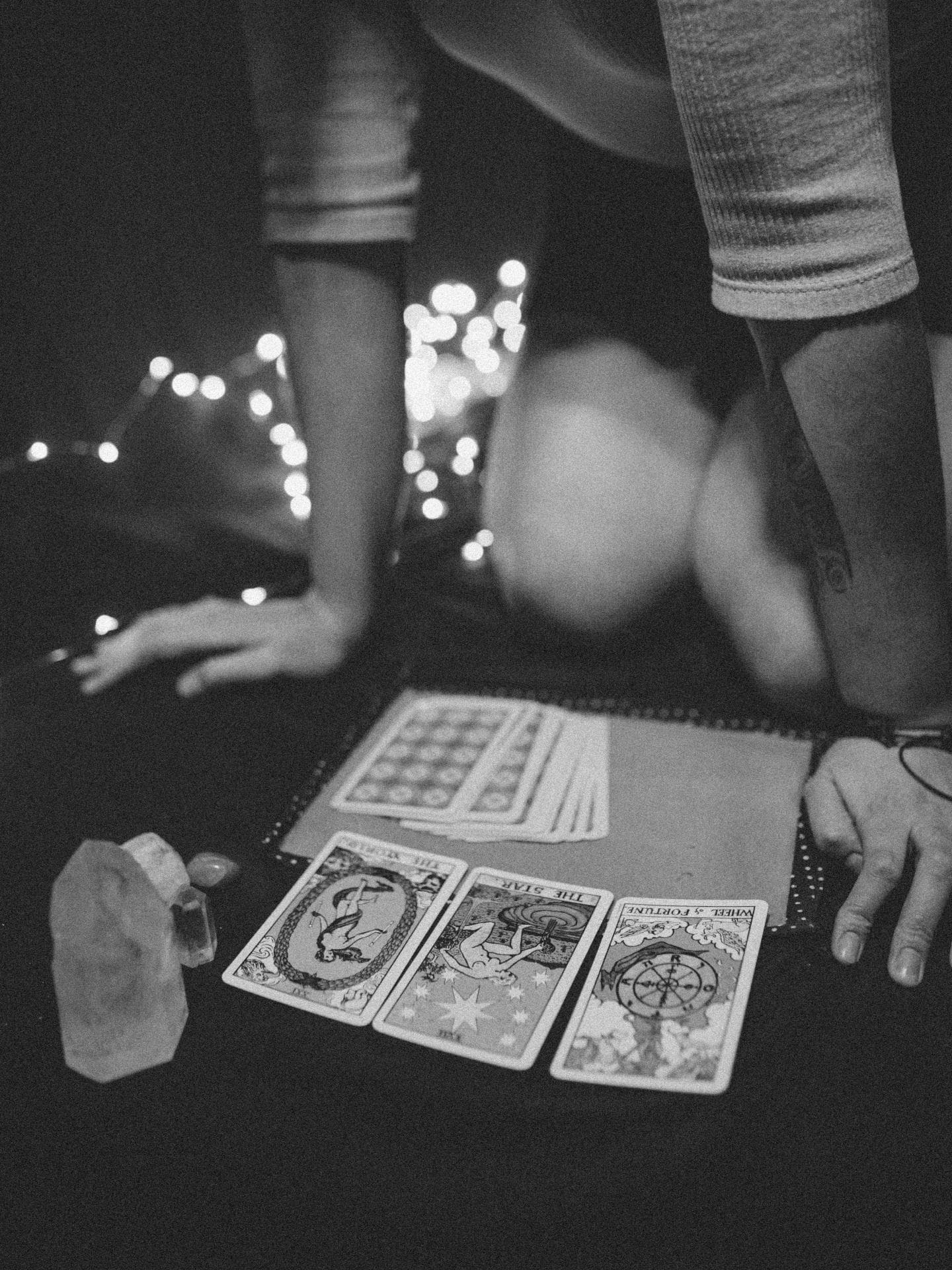Tarotkarten Legung in schwarz weiß
