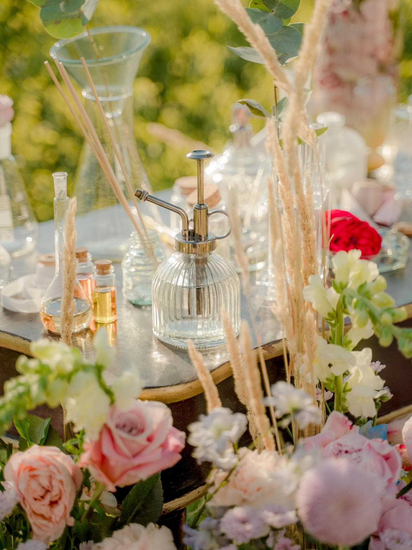 Parfum Flakon steht auf Tisch auf der Blumenwiese