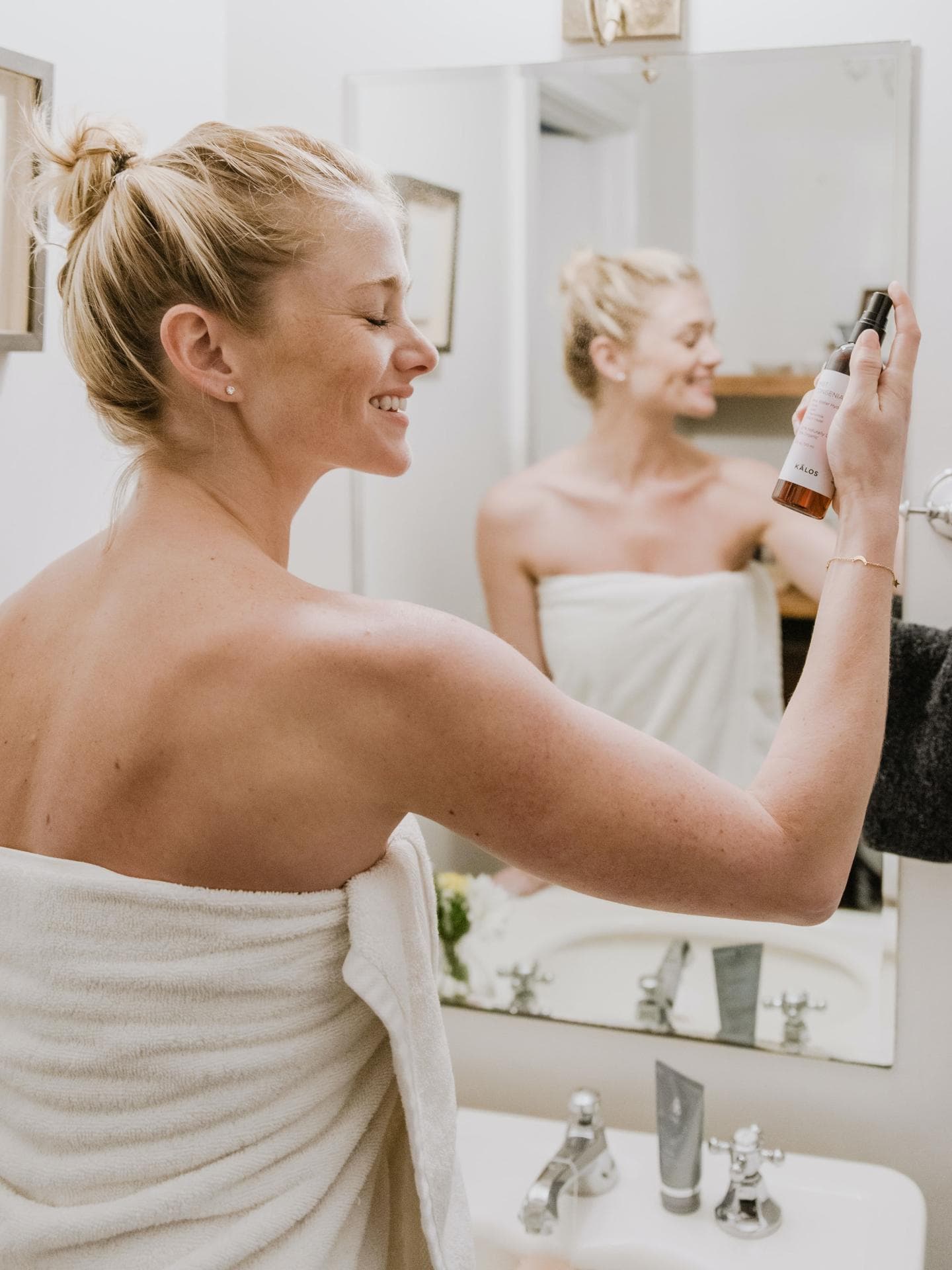 Setting Spray bei Hitze Frau mit Gesichtsspray