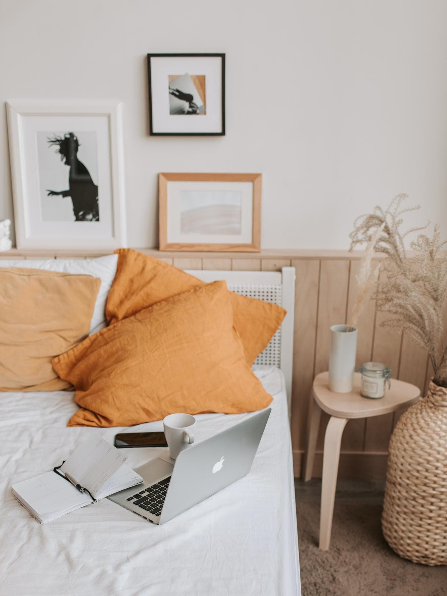 Bett mit Laptop